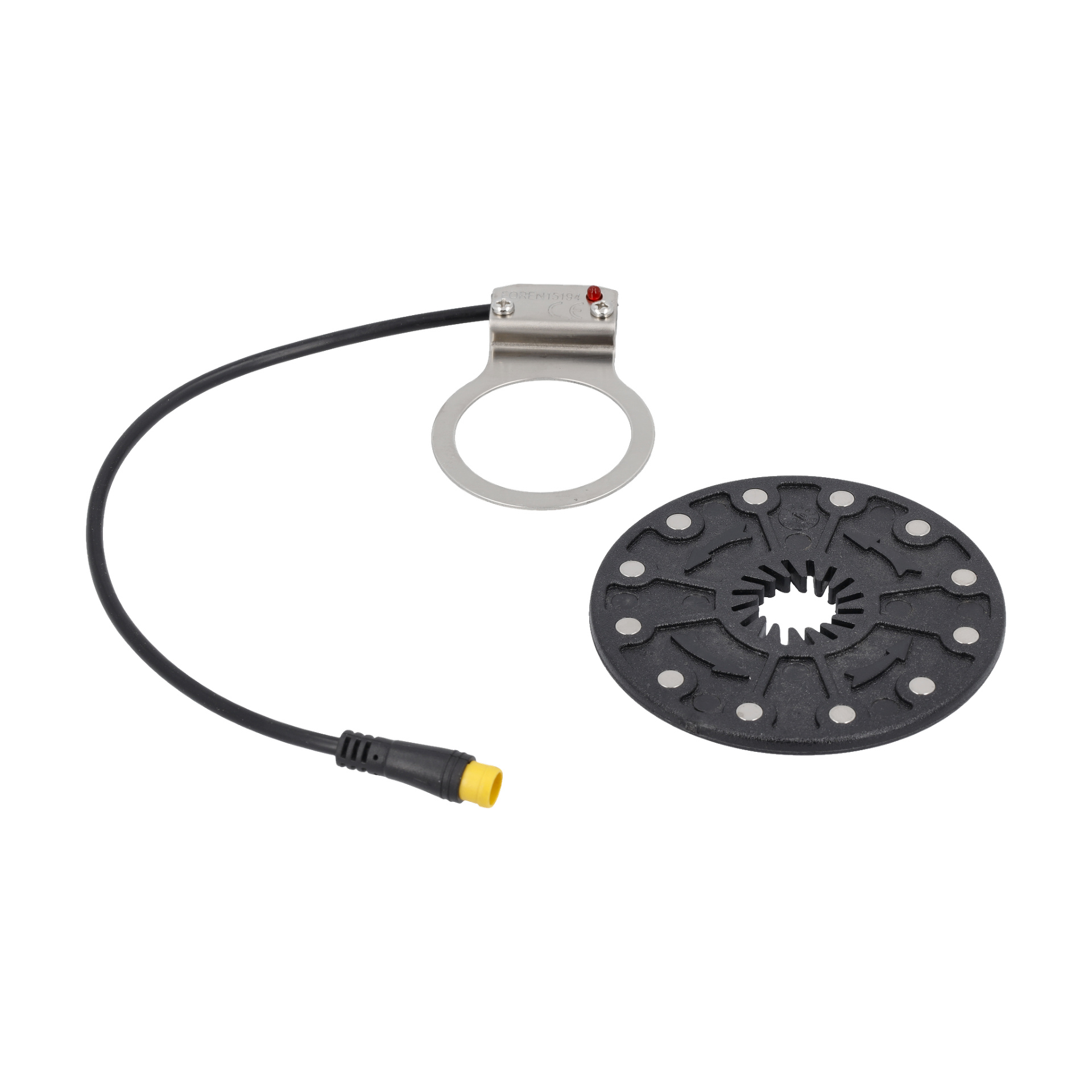 Ett elcykelkit med vevaxelsensor med sensor och svart sensorskiva, kabel med gul kontakt och metallring med fäste.