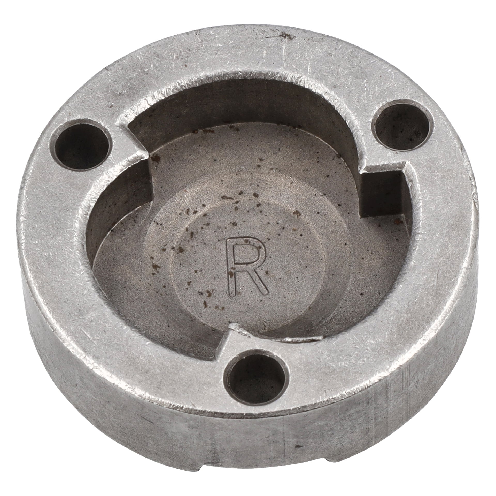 En sirkulær metall snøfreser hjullås med tre hull, et innskåret senter med "R" og en slitt, flekkete finish.