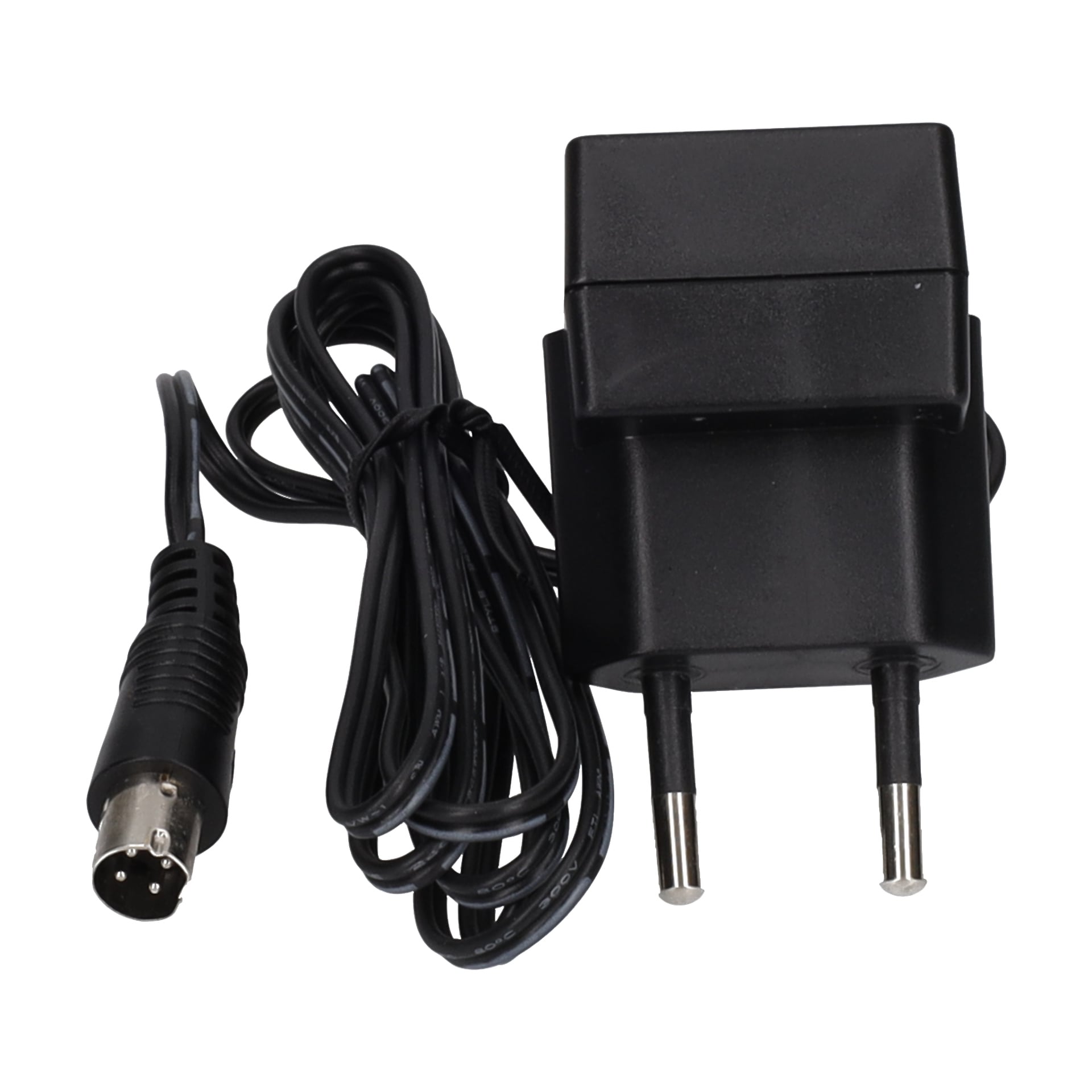 En svart nätadapter med ett europeiskt uttag och en ansluten kabel som slutar i en trestifts cirkulär kontakt.