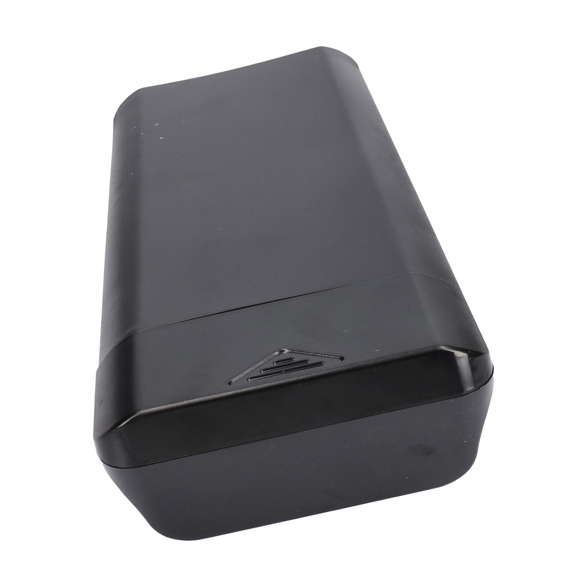 En svart rektangulär plastbatterilåda med rundade kanter och en liten triangulär detalj i ena änden.