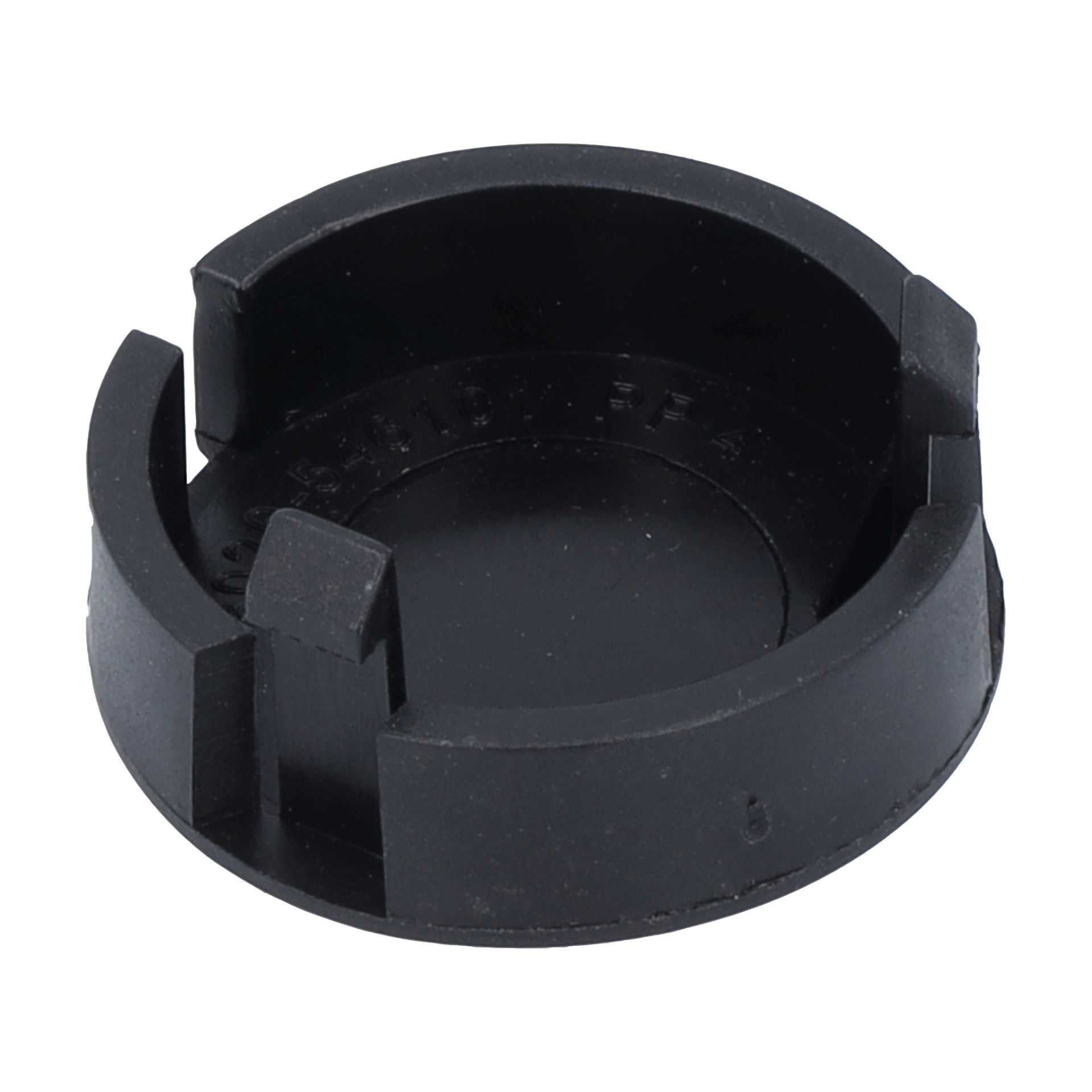 En svart, cirkulär plastbit med tre upphöjda hack och en öppen kant, som fungerar som distans eller lock i mekaniska uppsättningar.