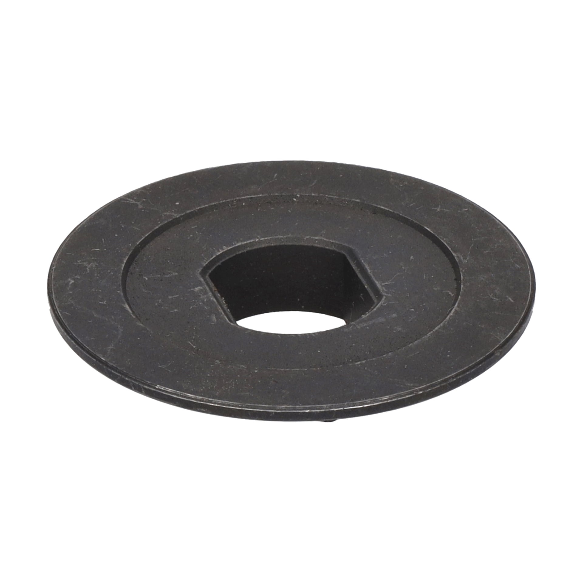 En platt, rund, mörk metall Klingwasher bordsågsskiva med ett stort fyrkantigt hål i mitten.