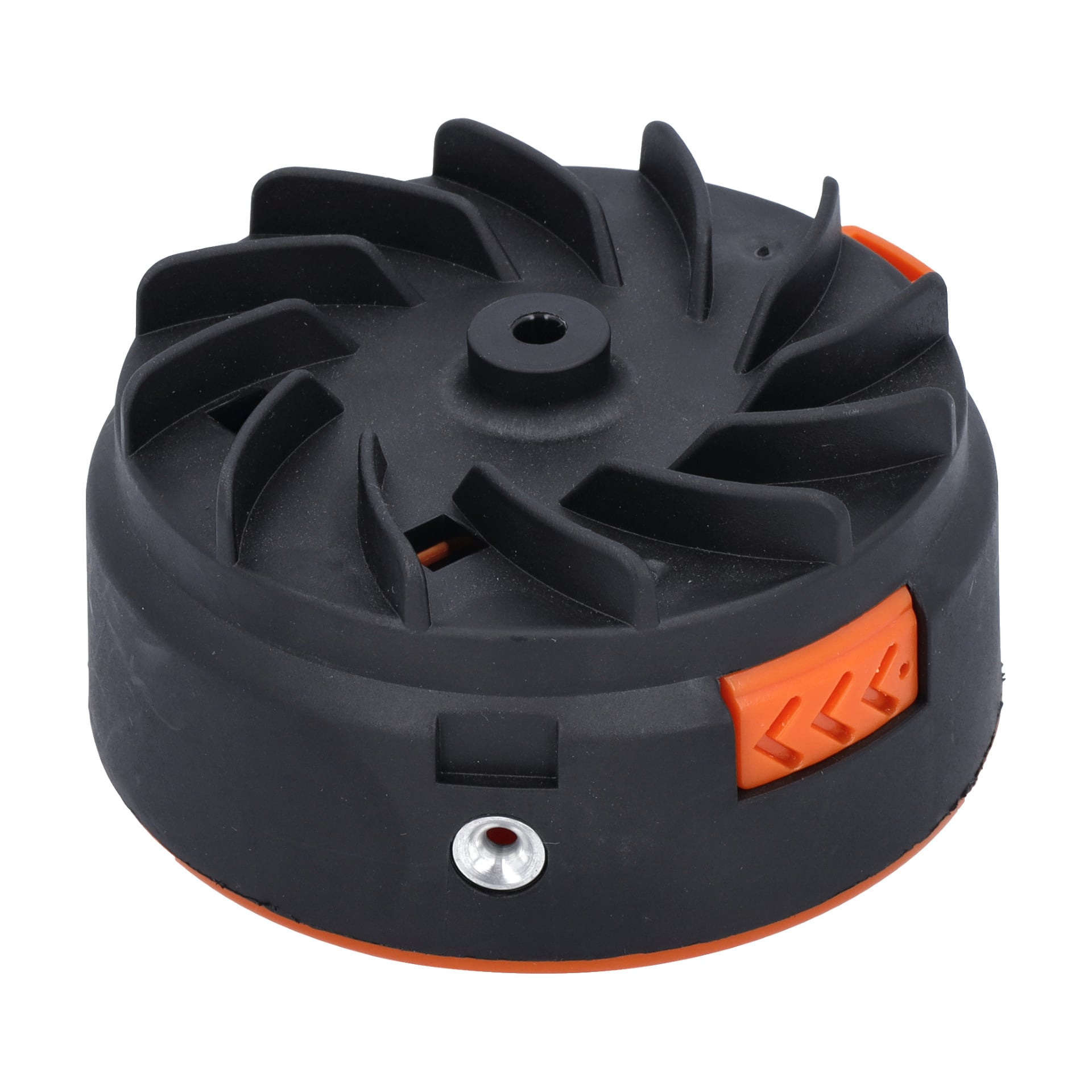 Ett svart och orange runt trimmerhuvud har ett centralt hål, vinklade åsar på toppen, en metallport på sidan och en orange reglage för reglagare.