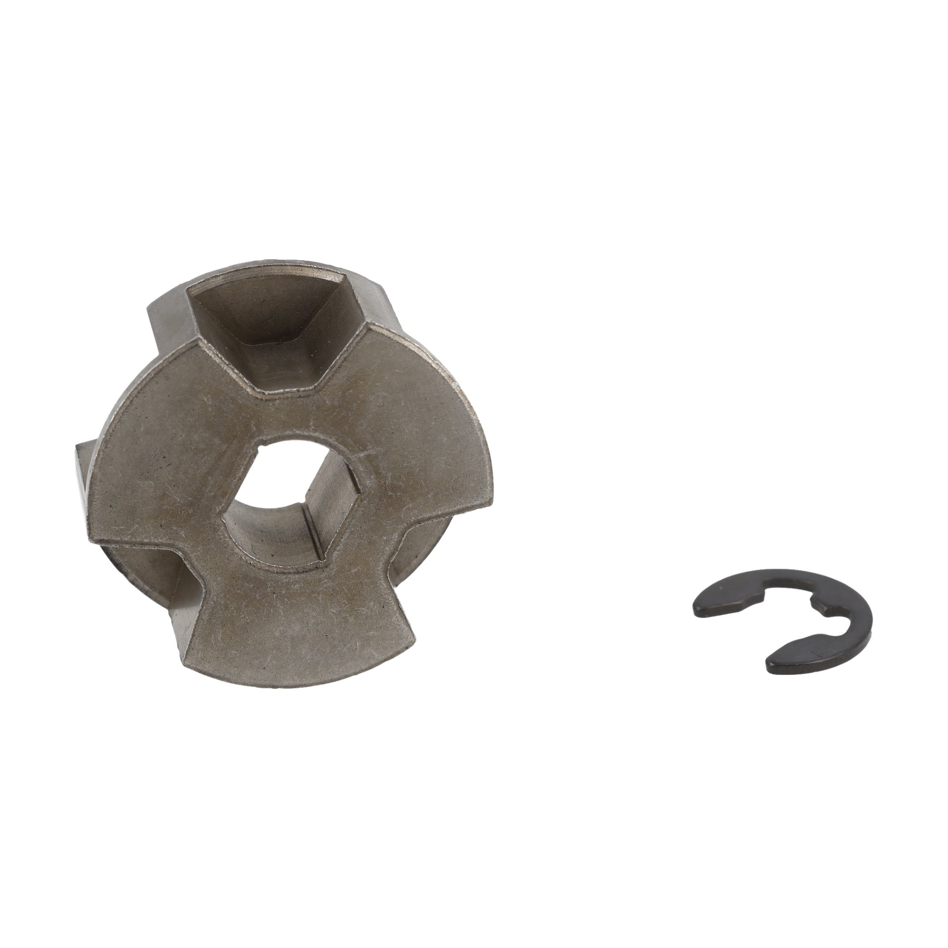 Ett drivhjul med låsande motorsåg, tre utstickande delar och en hexagonalig metallform finns bredvid en liten svart C-klämma.