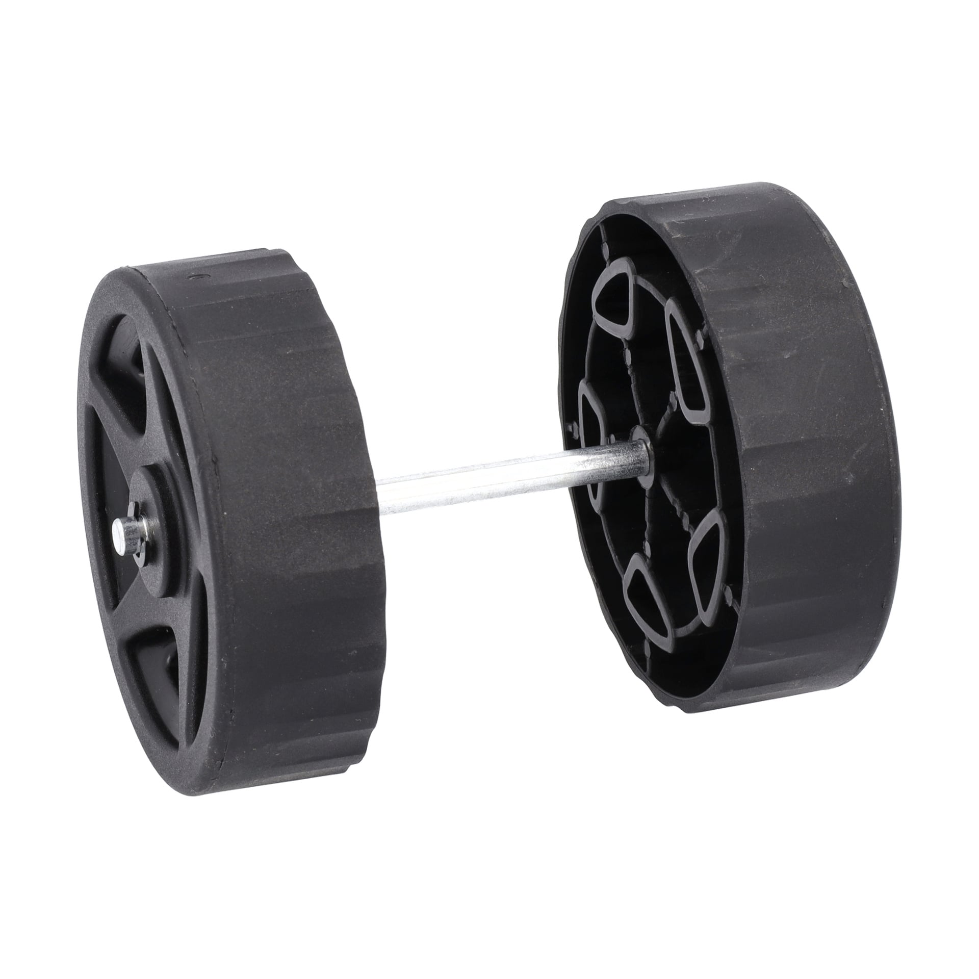 Wheel Cpl W. Axle F. 016131 har to svarte plasthjul—ett med stjernekjerne, ett med solid eike—koblet sammen med en metallaksel.