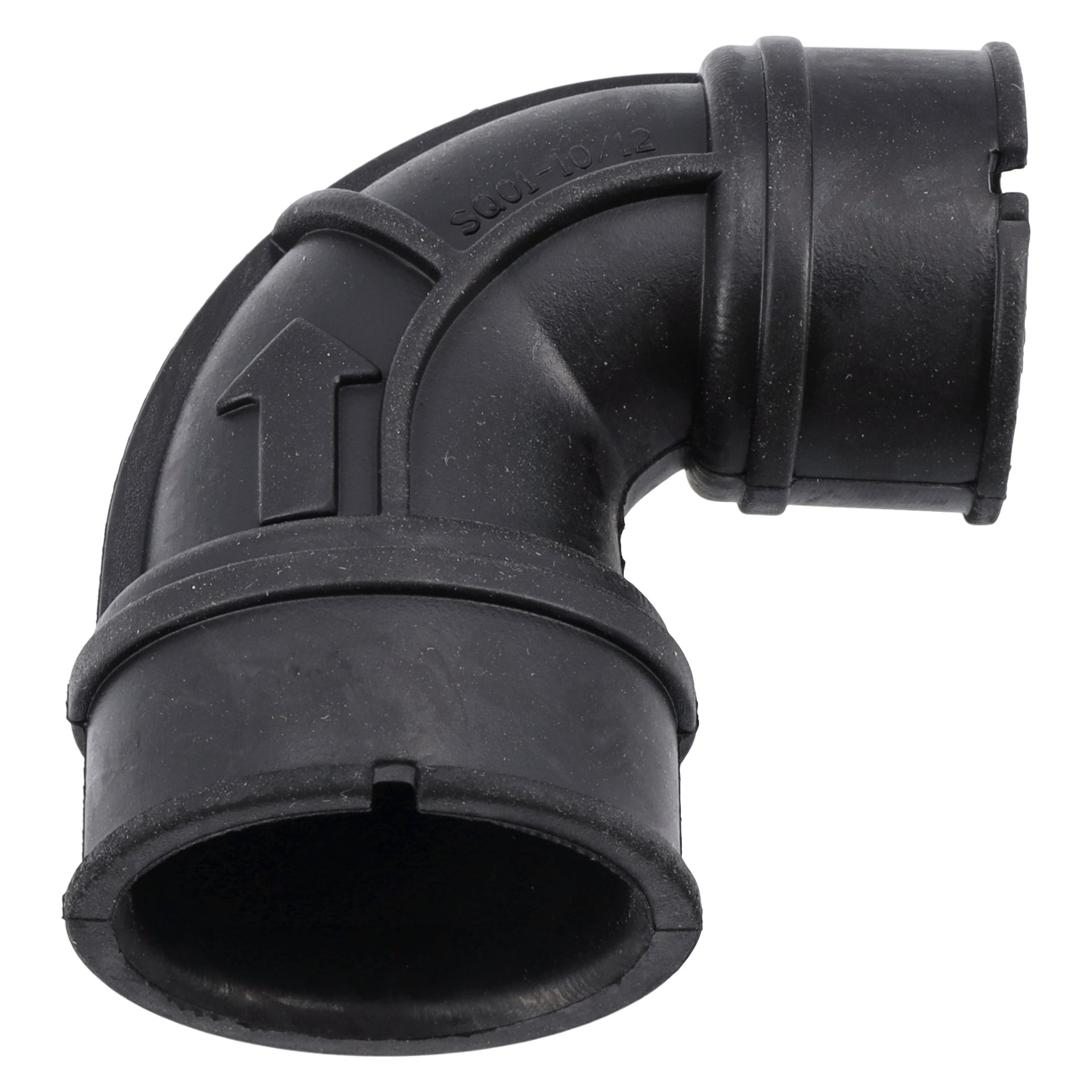 Svart plast 90-graders armbågskontakt märkt "Inlet Pipe D.Wash Pump 018208" har flödespil och lätt texturerad finish.