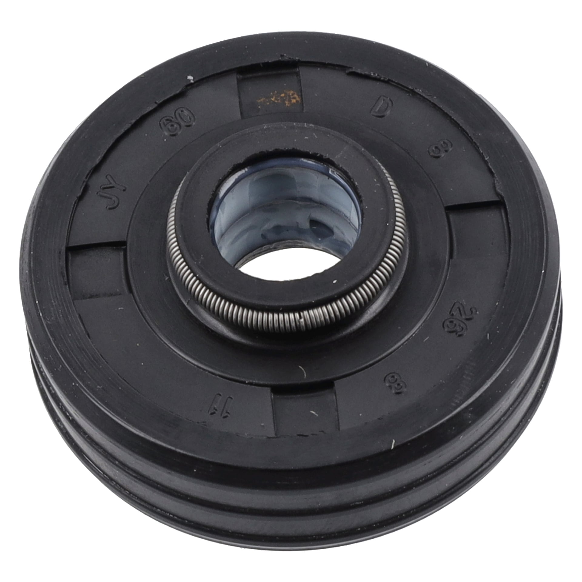 Den svarta, cirkulära Shaft Seal F. 018208 har en metallfjäder i sin inre ring och upphöjda siffror och bokstäver på gummit.