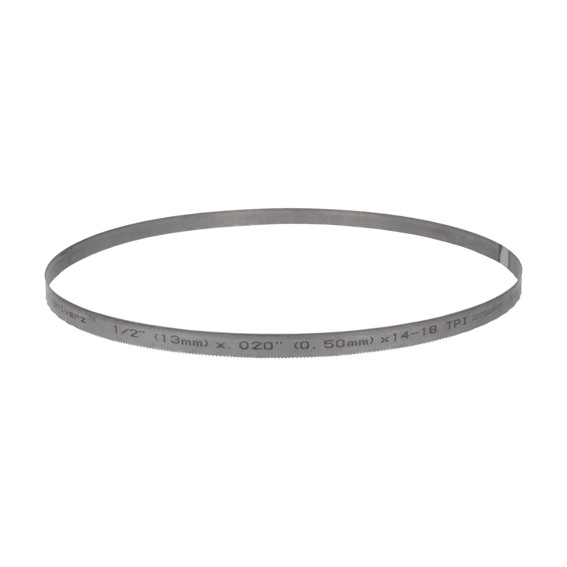Ett slätt, silvergrått sågblad med loopar har sidomarkeringar som visar dess dimensioner och tänder per tum.