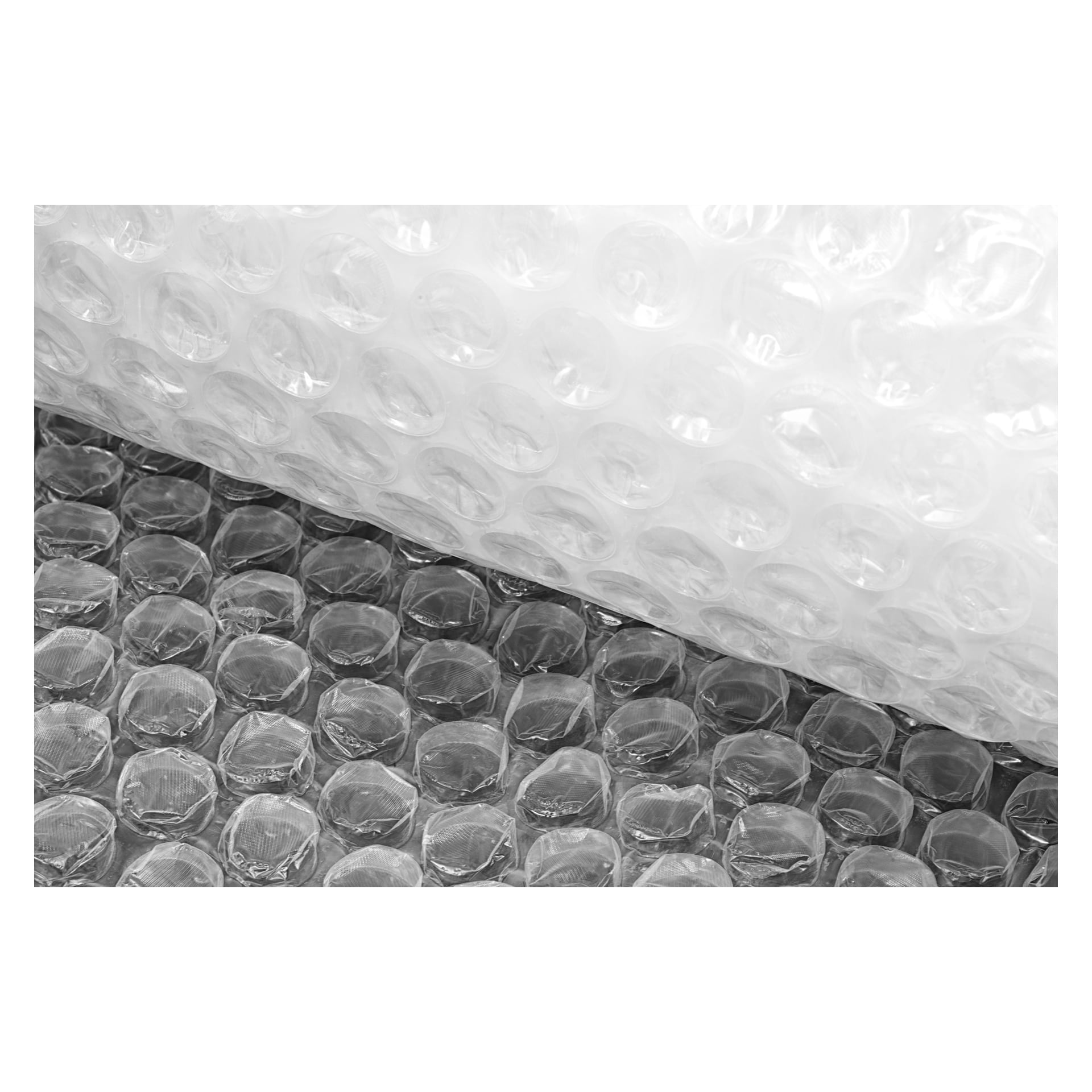 Eine Nahaufnahme zeigt ein teilweise ausgerolltes Hard Head Bubble Wrap-Tuch, das sich auf das transparente Plastik und die charakteristischen runden, luftgefüllten Blasen konzentriert, die zum Schutz empfindlicher Objekte dienen.