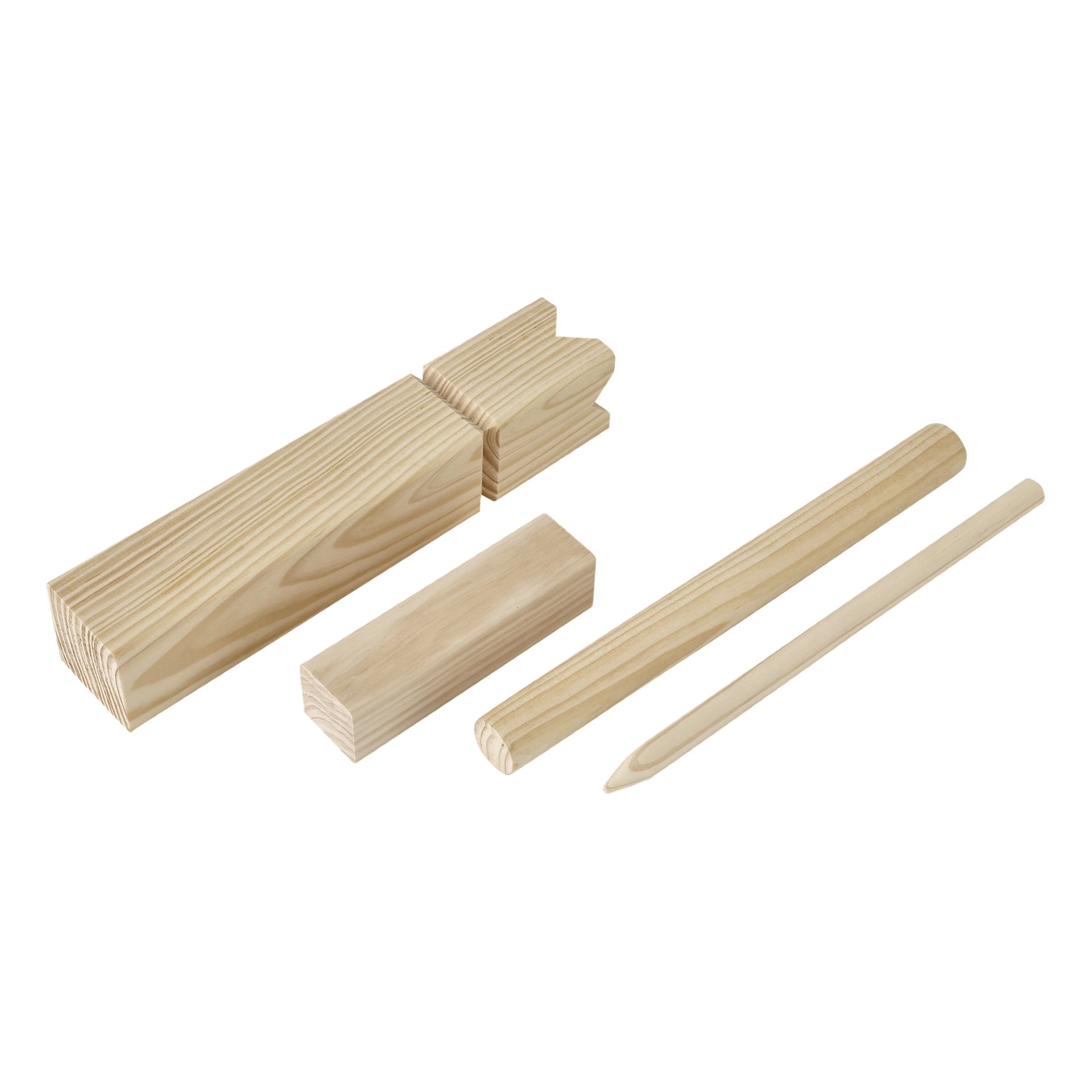 Vier unfertige Holzstücke aus dem Kayoba Kubb-Set werden ausgestellt: ein rechteckiger Block, ein gekerbter Block, ein runder Stab mit spitzer Spitze und ein zylindrischer Stab.