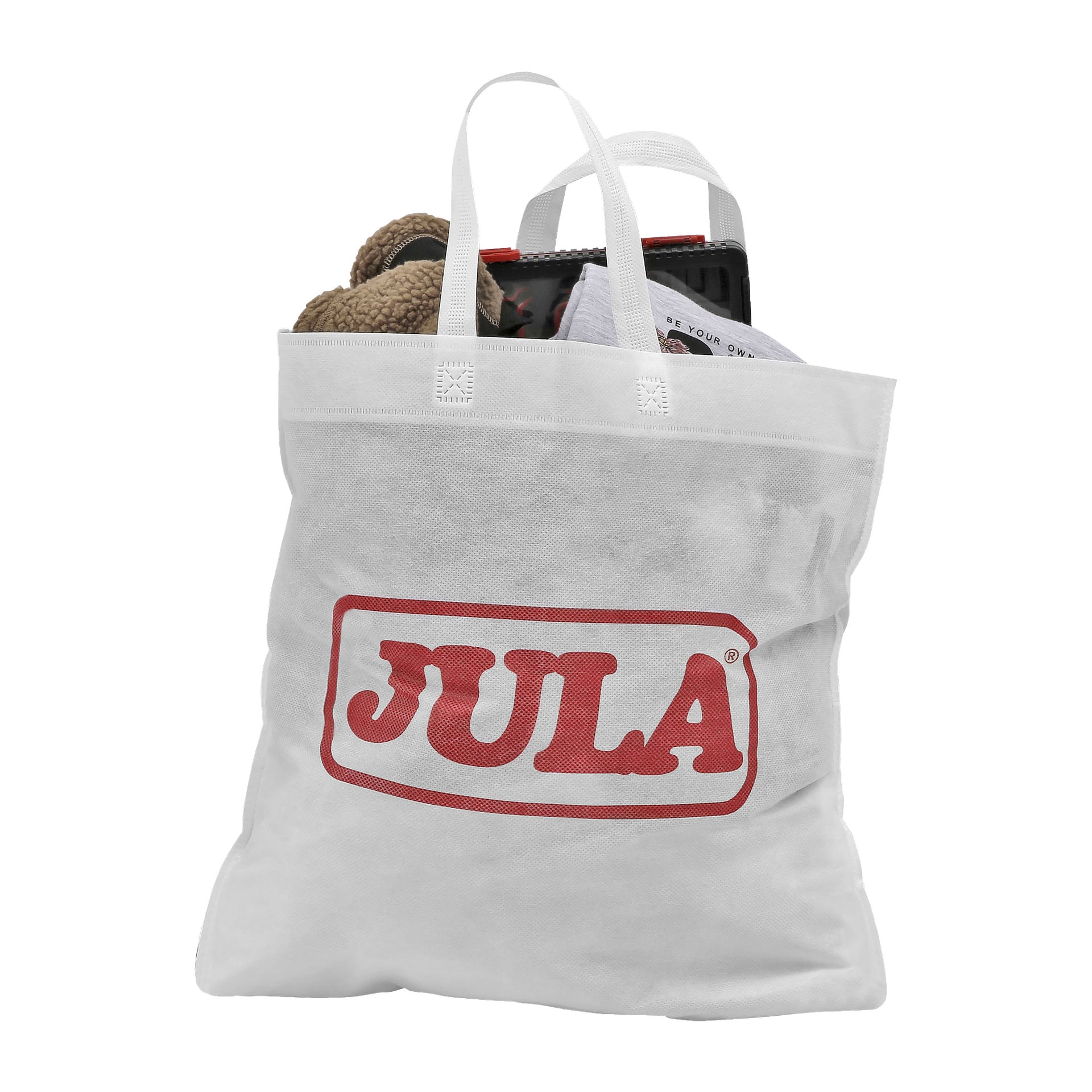Biała wielorazowa torba od Jula z czerwonym logo Julii, wypełniona różnymi przedmiotami, w tym brązowym pluszakiem, czarną skrzynką narzędziową i innymi różnymi przedmiotami.