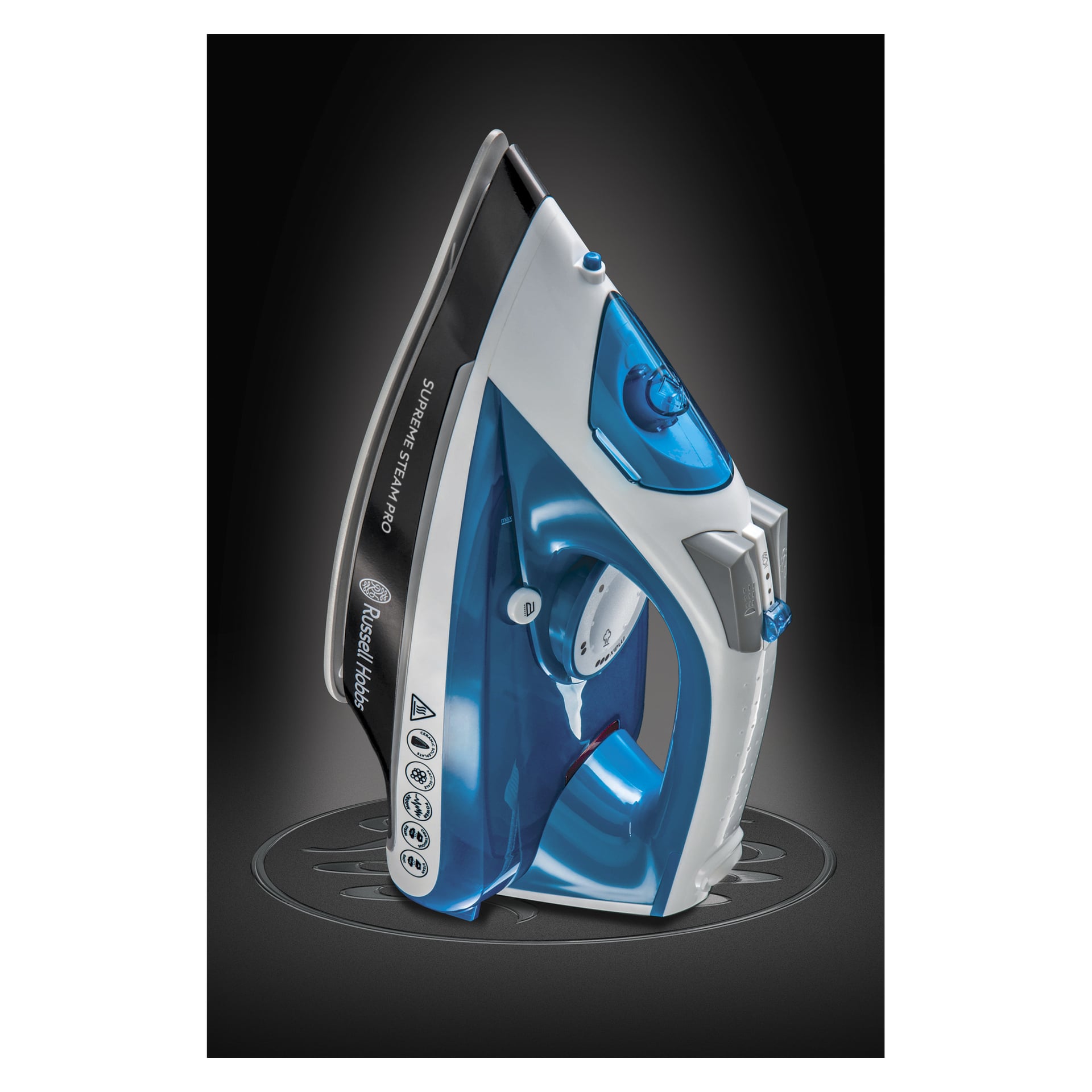 Ein blau-weißer Russell Hobbs Iron Supreme Steam Pro steht aufrecht auf einer dunklen Oberfläche und zeigt seinen Reglerknopf, den transparenten Wasserbehälter und die Sohlenplatte mit sichtbaren Dampflöchern und Sicherheitssymbolen. Auffälliges Licht hebt die Konturen und Details des Eisens hervor.