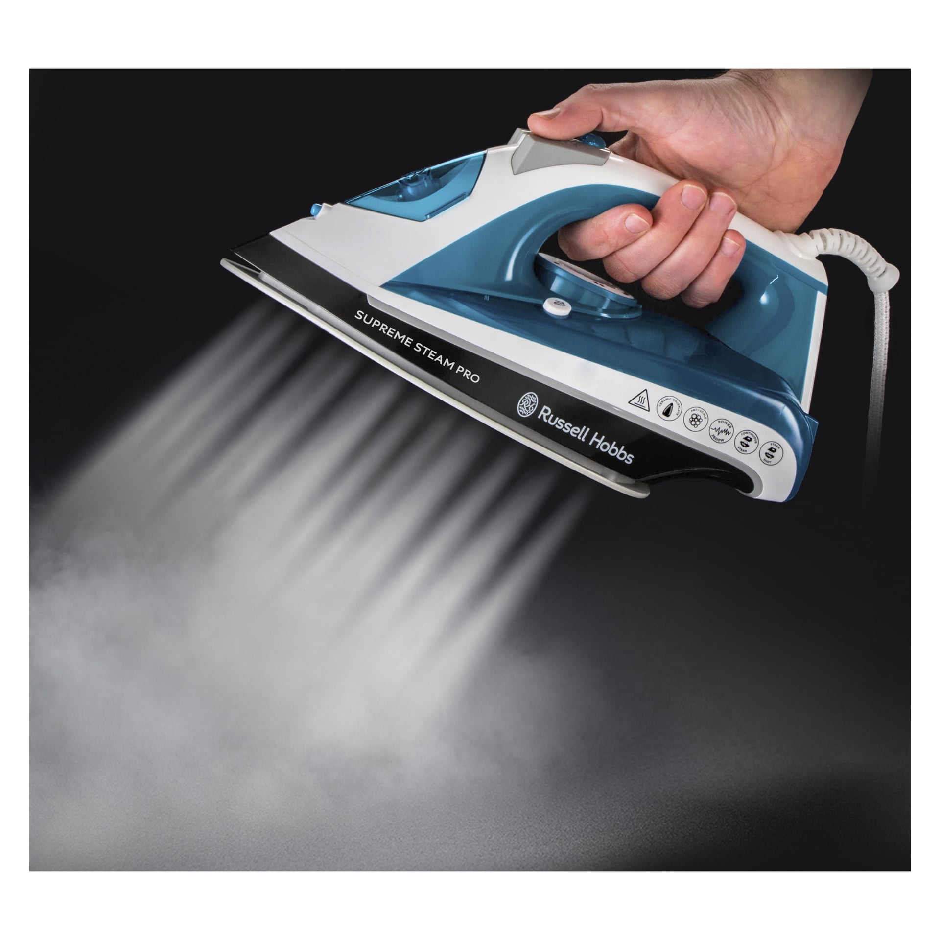 In einer Hand wird ein blau-weißer Russell Hobbs Iron Supreme Steam Pro gehalten, der starken Dampf auf eine dunkle Oberfläche abgibt, mit dem Modellnamen "Supreme Steam Pro" an der Seite.
