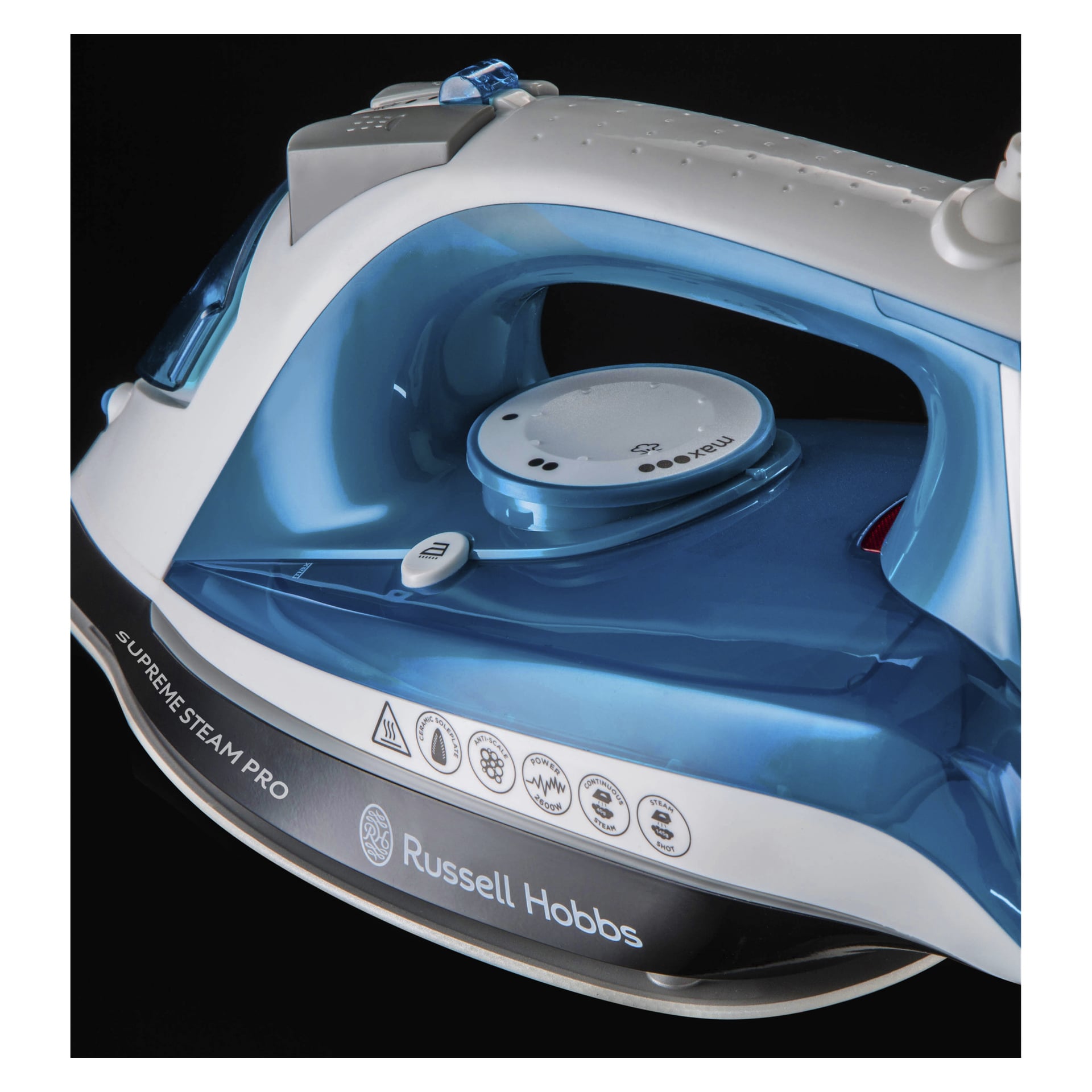 Eine detaillierte Nahaufnahme des blau-weißen Russell Hobbs Iron Supreme Steam Pro, das den Temperaturregler und die Dampfeinstellung vor einem dunklen Hintergrund betont.