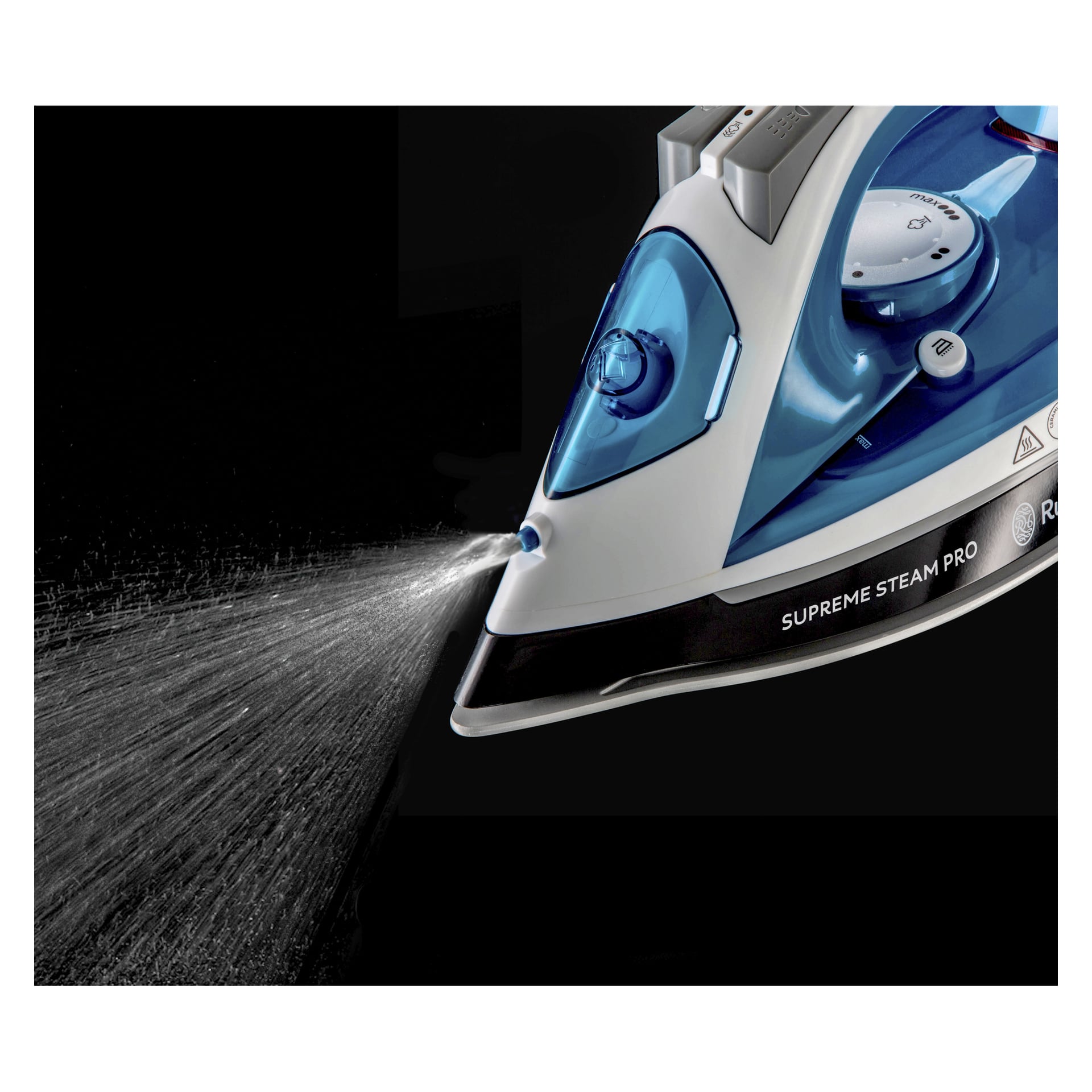 Eine Nahaufnahme des blau-weißen Russell Hobbs Iron Supreme Steam Pro, der einen Wasserstrahl aus seiner Düse abgibt, wobei der Produktname auf der Basis vor schwarzem Hintergrund angezeigt wird.