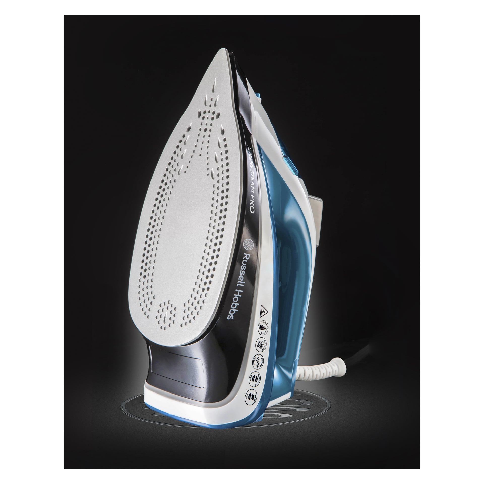 Ein Russell Hobbs Iron Supreme Steam Pro steht aufrecht auf einer dunklen Oberfläche und zeigt seine mit Dampflöchern versehene Sohle. Das Design umfasst einen blau-schwarzen Griff, silberne Details und ein angeschlossenes Stromkabel.