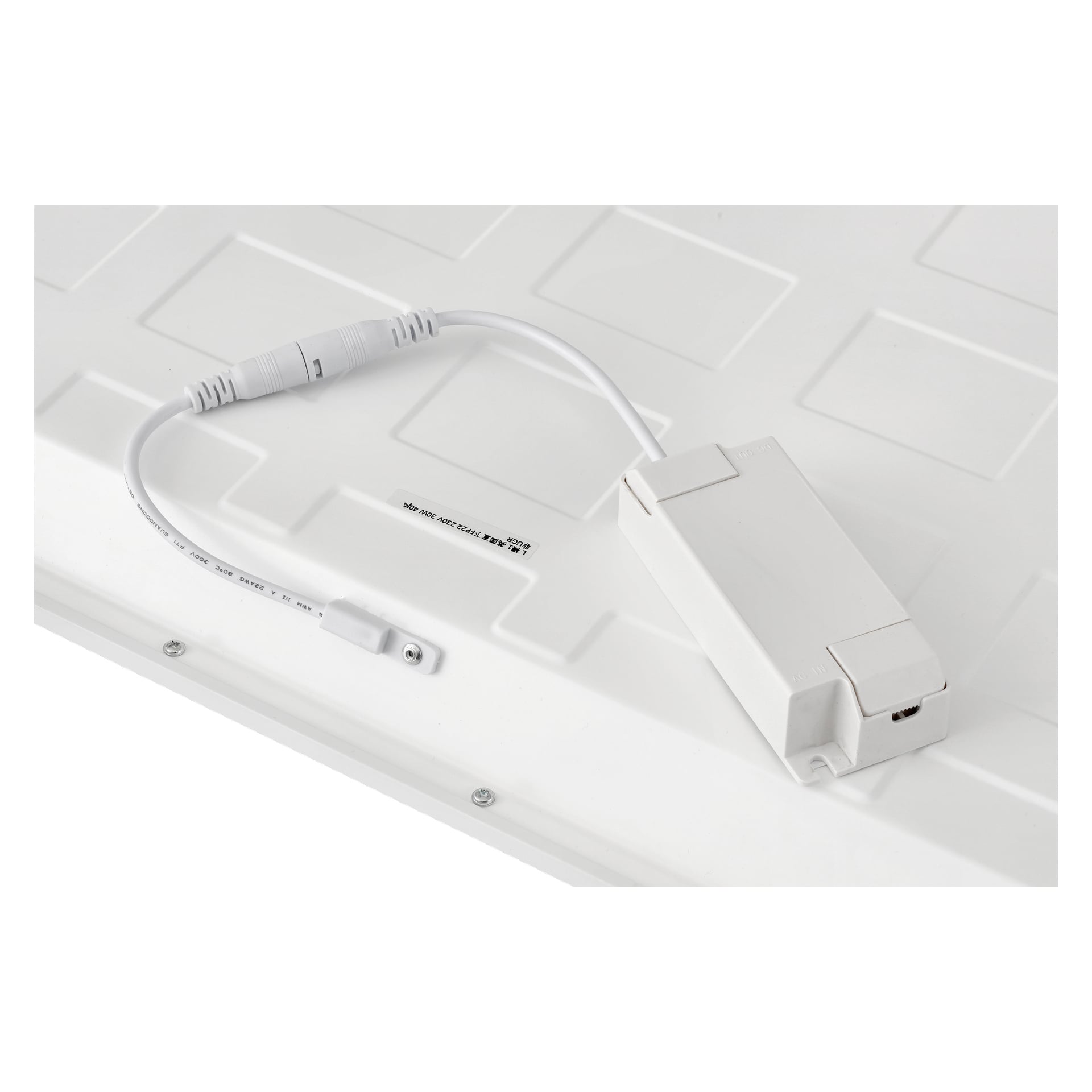 Et Anslut LED-panel med et rutenettmønster holder en hvit elektronisk enhet koblet sammen med en kabel. En produktetikett er plassert på panelet ved siden av enheten.
