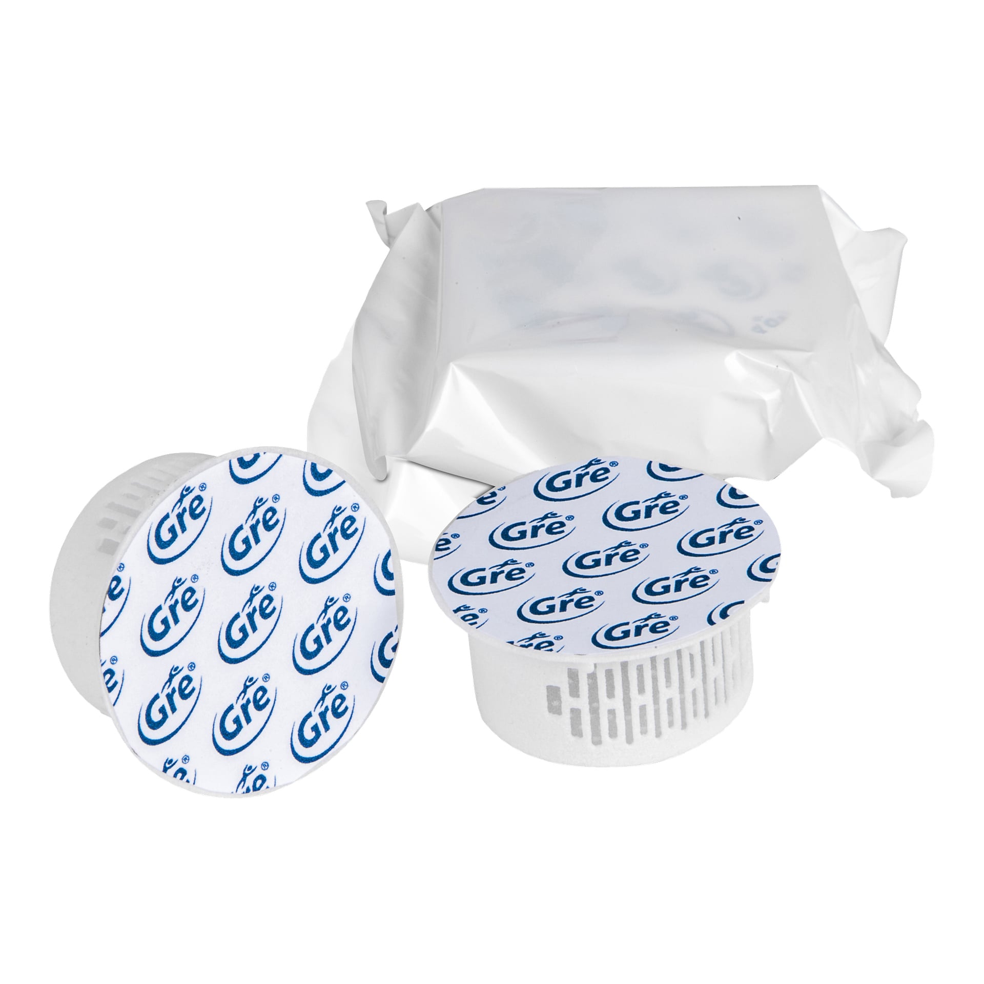 Två vita cylindriska plastfilter från SPA CAPS badrumsdesinfektionskitet från Swim fun, vardera toppade med märkets logotyp, placeras framför ett oöppnat, halvgenomskinligt vitt omslag. Filtren har slitsade sidor.