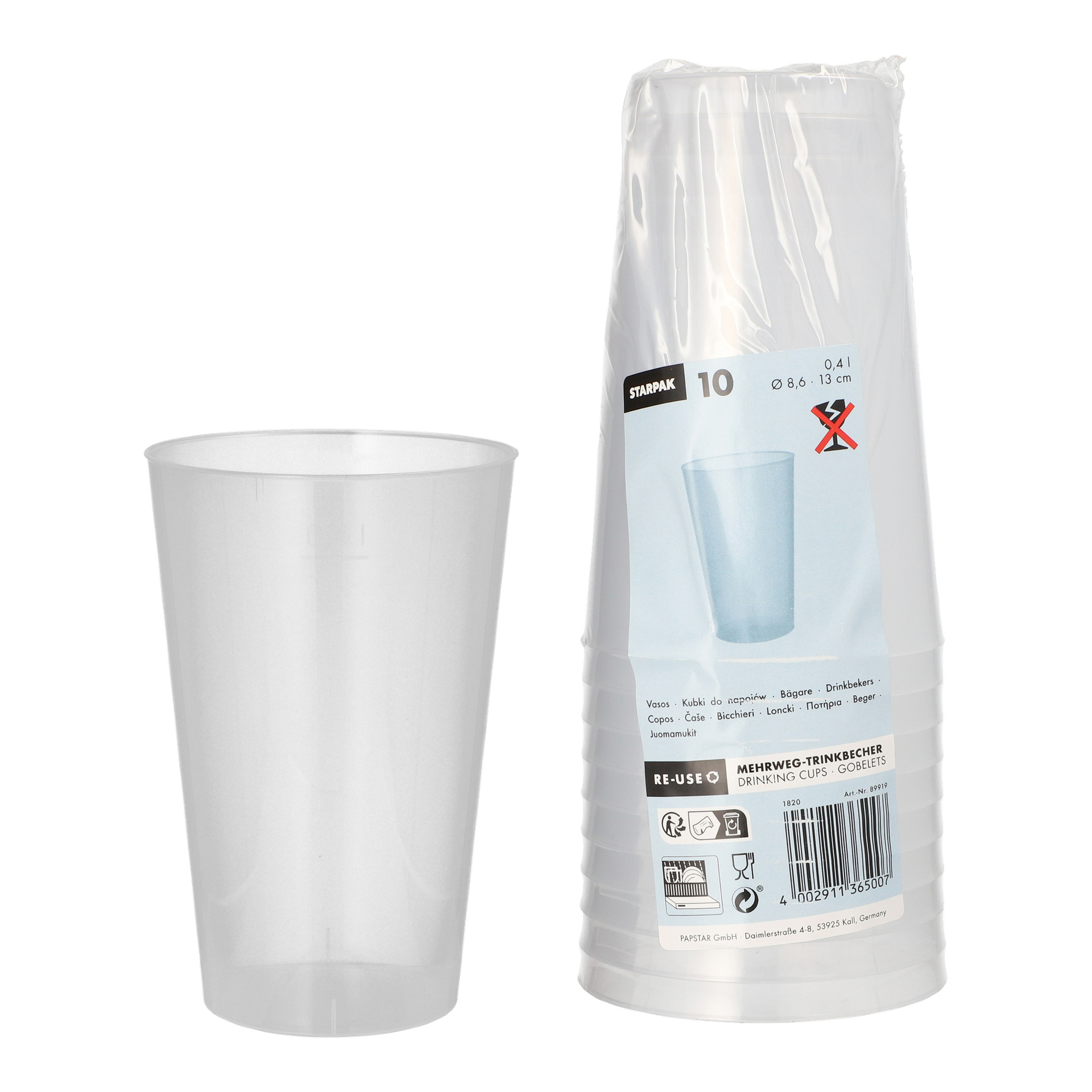Ein durchsichtiges Papstar-Kunststoffglas steht neben einem versiegelten Stapel passender Gläser, auf dem ein Etikett steht "Plastikgläser 10 Pack" sowie Produktinformationen und ein Hinweis, dass sich darin 10 Stücke befinden.