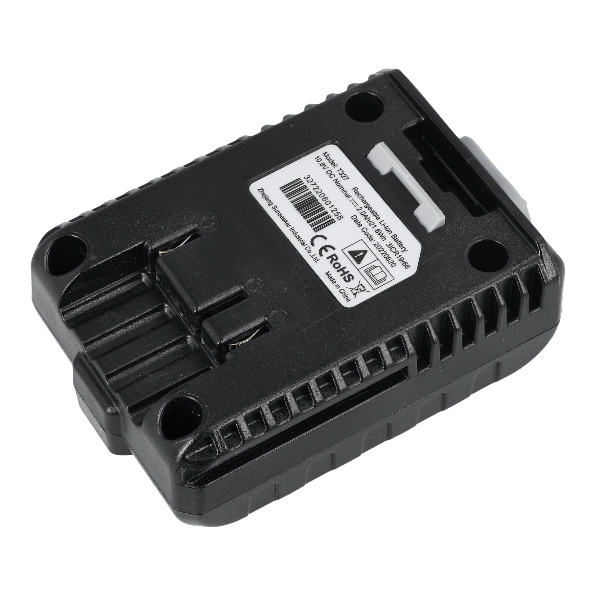 Svart rektangulärt batteri med ventilerade sidor, med en vit etikett med specifikationer, certifieringsmärken och en streckkod.