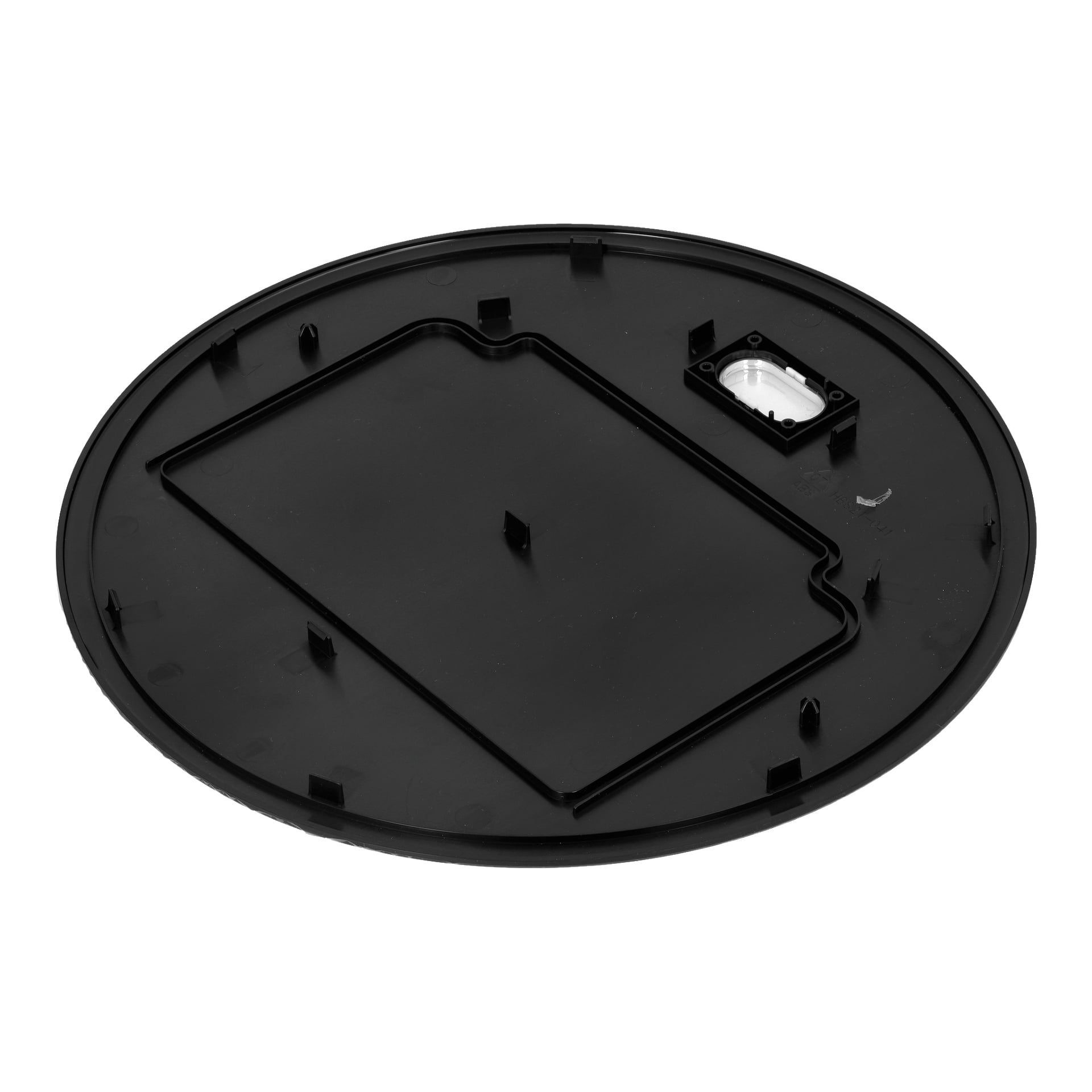 Cirkulärt matt svart plastlock för en robotdammsugare med rektangulär urtagning, upphöjda flikar, skarvar och en liten vit bit nära kanten.