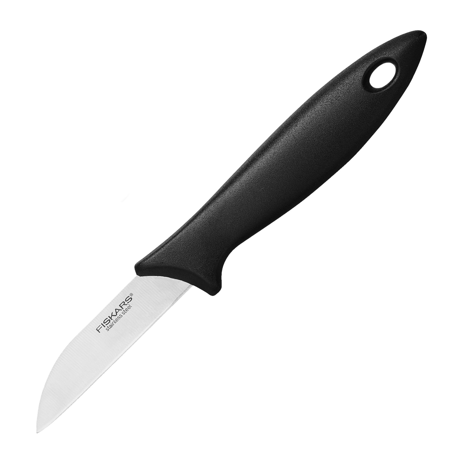 Kompakti keittiöveitsi Fiskars Essential -kaksiosaisesta setistä, jossa on suora ruostumattomasta teräksestä valmistettu terä lempeällä kaarella, ergonominen musta kahva, joka päättyy roikkuvaan reikään, sekä Fiskarsin logo terässä.
