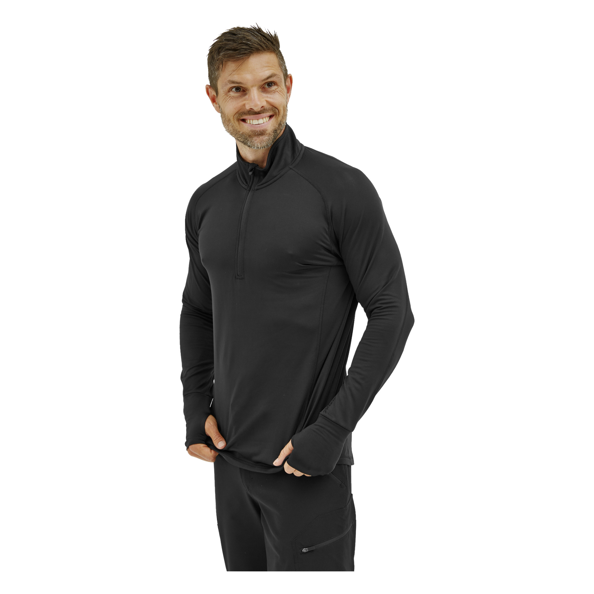 Hymyilevä mies pukeutuu Kayoba Men's Functional Top Londoniin, mustaan urheilulliseen pitkähihaiseen neuleeseen, jossa on neljäsvetoketju ja peukalonreiät, sekä yhteensopivat mustat urheiluhousut.