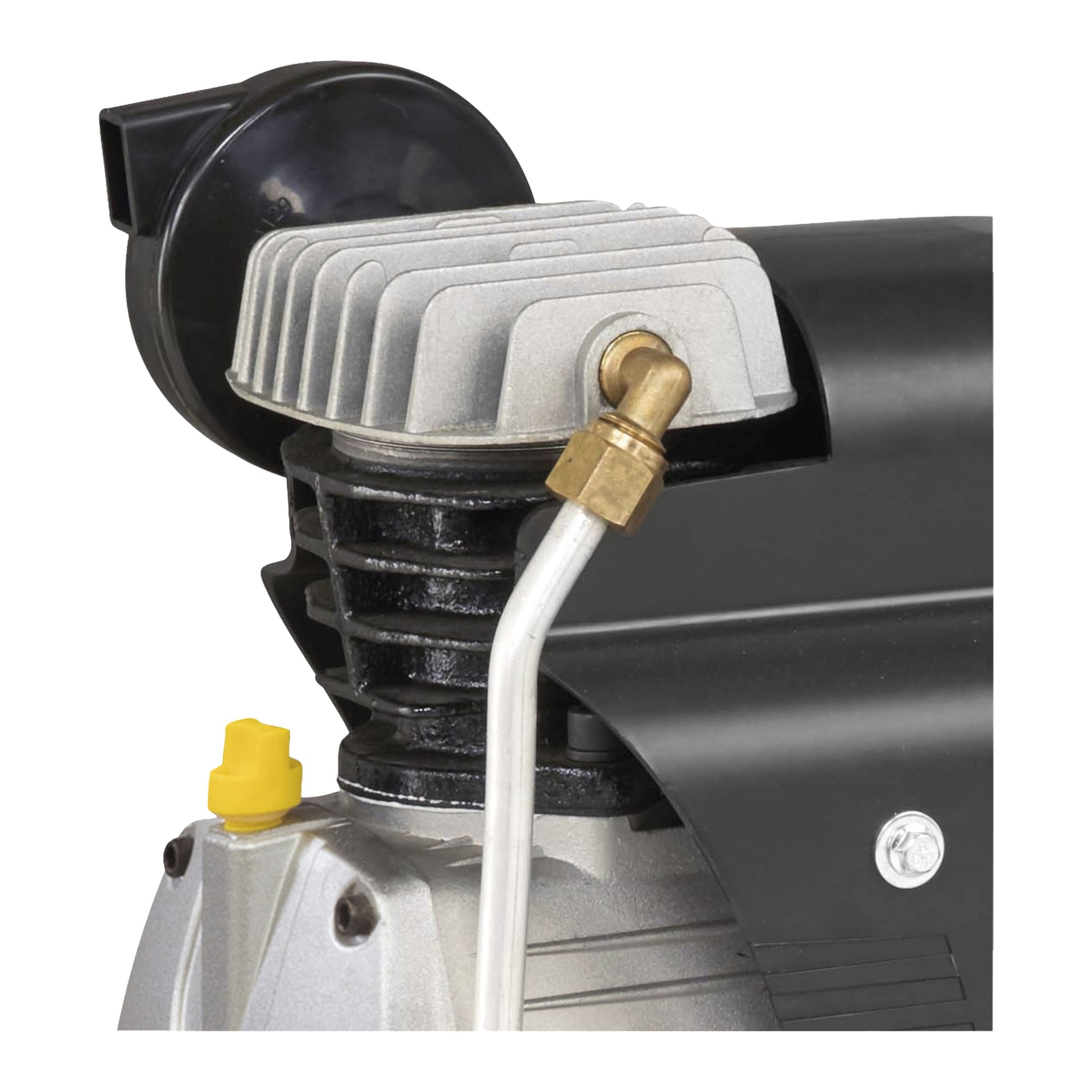 Detaillierte Ansicht des Stanley Fatmax Kompressors D 211/8/24 FATMAX-Motors, mit Fokus auf seine Kühlfelder, einen Messingstecker an einem weißen Schlauch, eine schwarze Abdeckung zum Schutz und eine gelbe Kappe am Metallgehäuse.