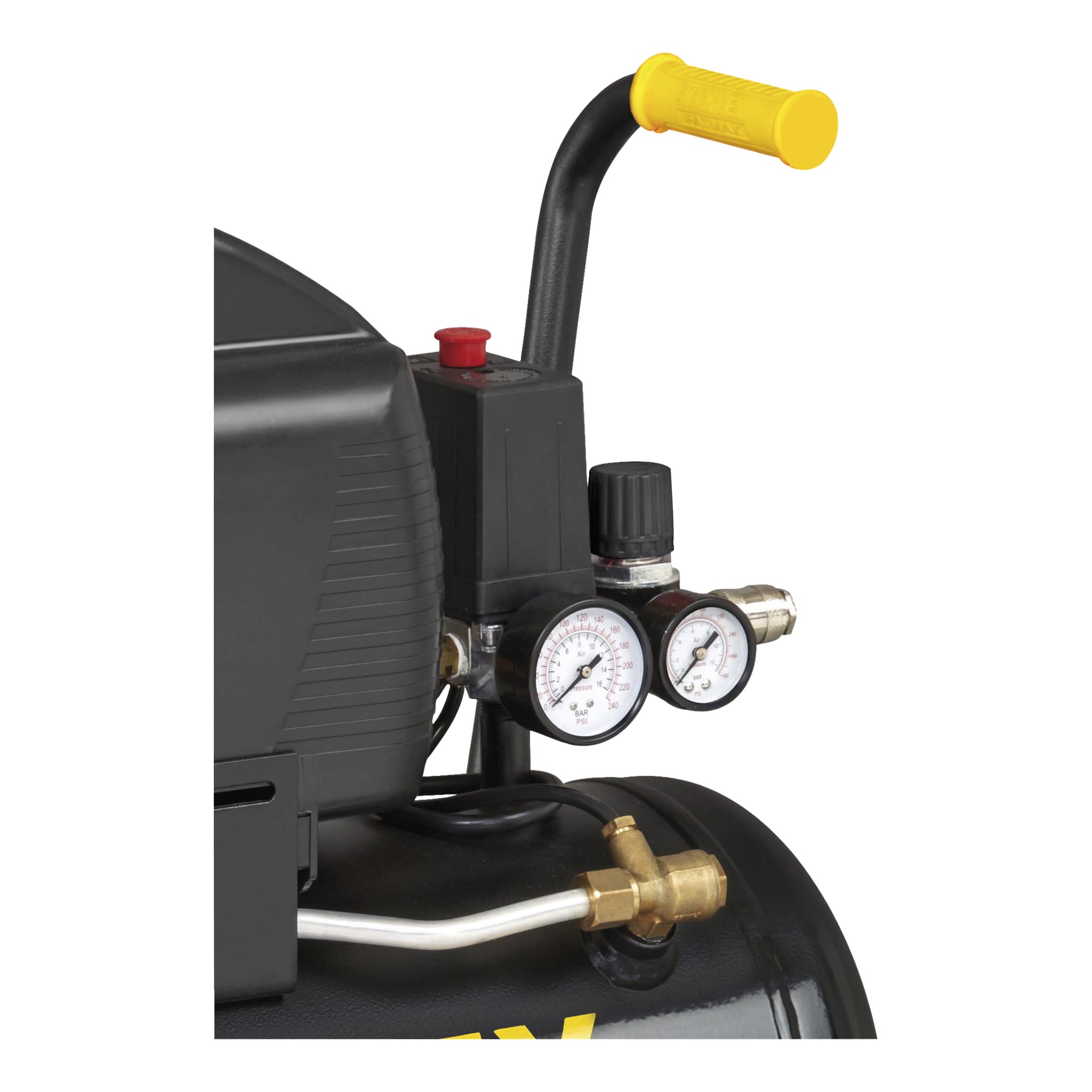 Nahaufnahme des Stanley Fatmax Compressor D 211/8/24 FATMAX Bedienfelds, mit zwei Druckmessgeräten, einem Reglerknopf, einem roten Einschalter, einem Messingstecker und einem schwarzen Griff mit gelbem Griff.