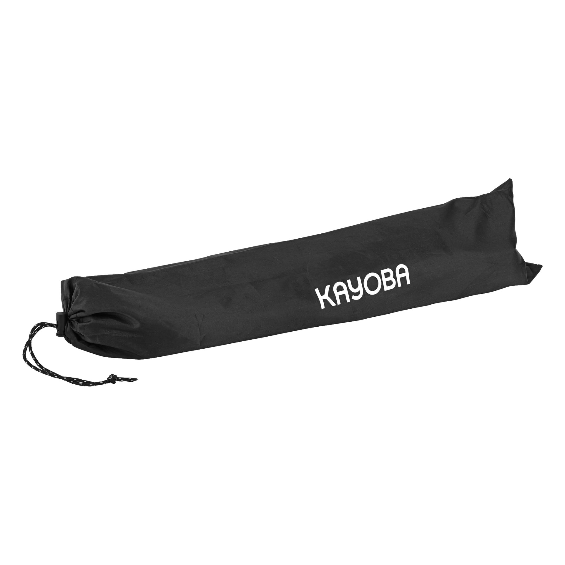 Musta nyörilaukku, joka on suunniteltu Kayoba Camping Tablelle, ja toisella puolella on merkitty "KAYOBA" lihavoiduin valkoisin kirjaimin.