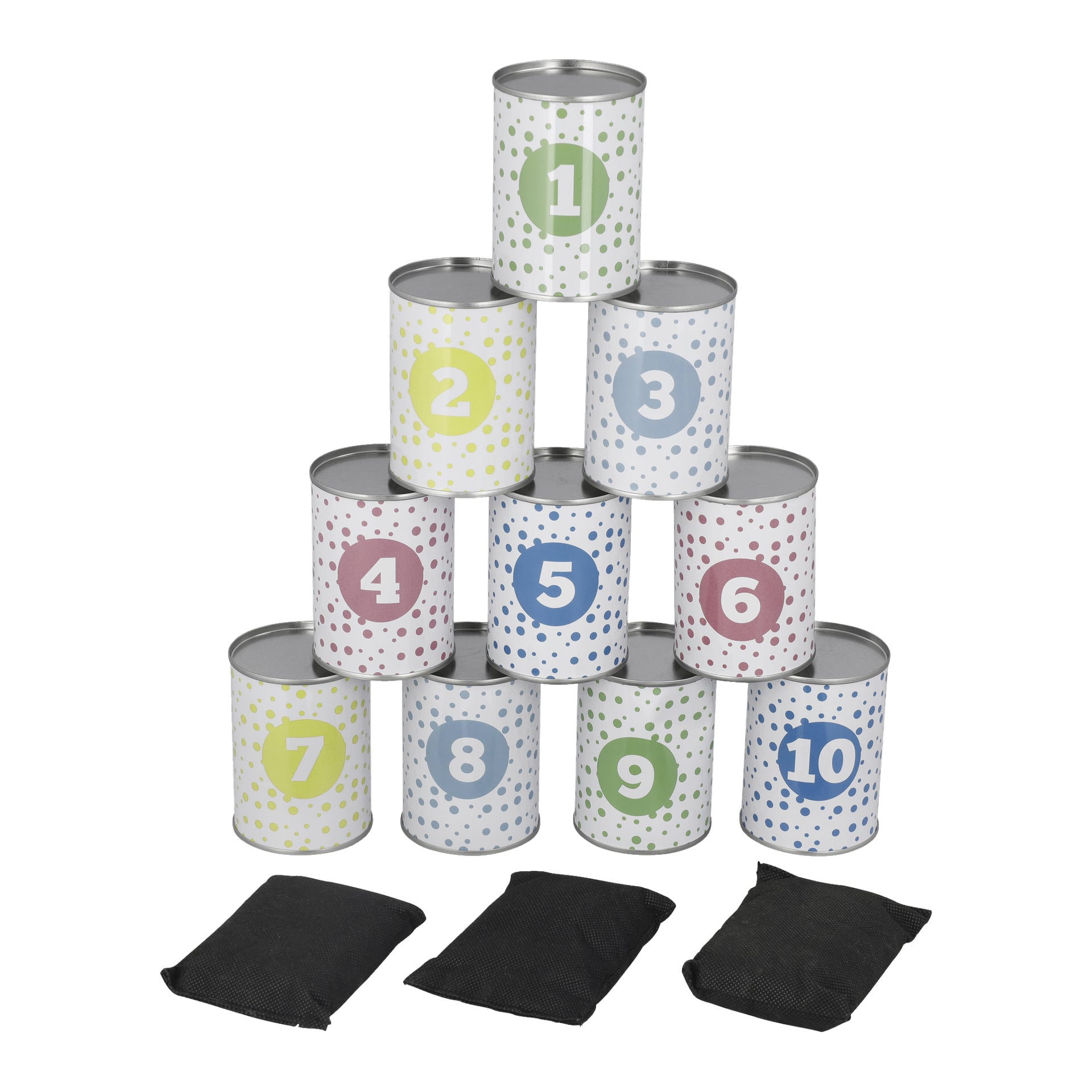 En pyramidestabel med ti prikkete Kayoba Tin Can Alley Game-bokser, hver merket med et nummer fra 1 til 10, står med tre svarte sakkosekker plassert foran.