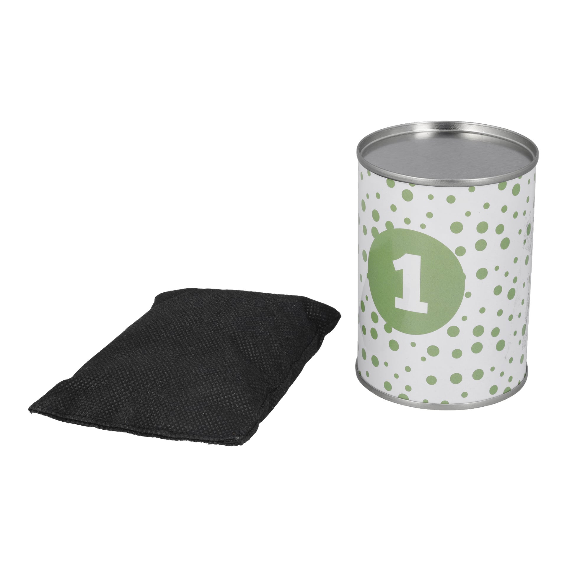 En sølvblikkboks fra Kayoba Tin Can Alley Game med en hvit og grønn prikkete etikett som viser tallet 1 står ved siden av en liten svart bønnepose.