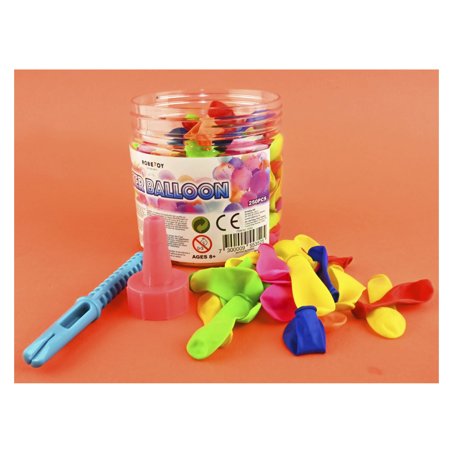 En öppen transparent behållare rymmer ett 250-pack Robetoys vattenballonger, med färgglada latexballonger utspridda runt omkring. Blå och rosa pumps vilar bredvid högen, alla placerade mot en solid orange bakgrund. Produktetiketten visar "Vattenballonger 250 pack" och andra detaljer.