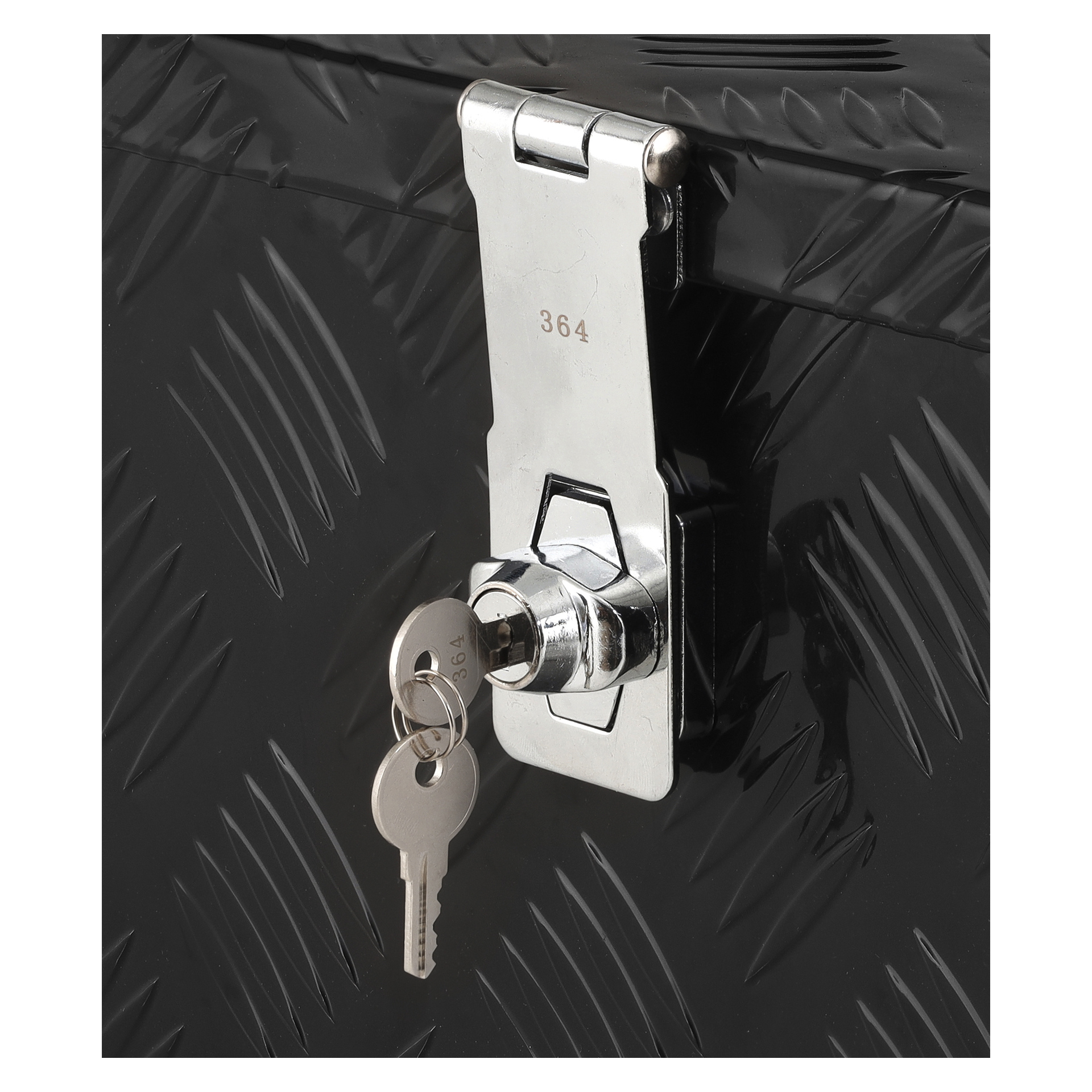 Yksityiskohtainen näkymä Hard Head Aluminium -laatikosta korostaa hopeista lukkoa, jossa on kaksi sisään asetettua näppäintä sen mustalla teksturoidulla metallipinnalla. Numero 364 on kaiverrettu sekä salvaan että koskettimiin.