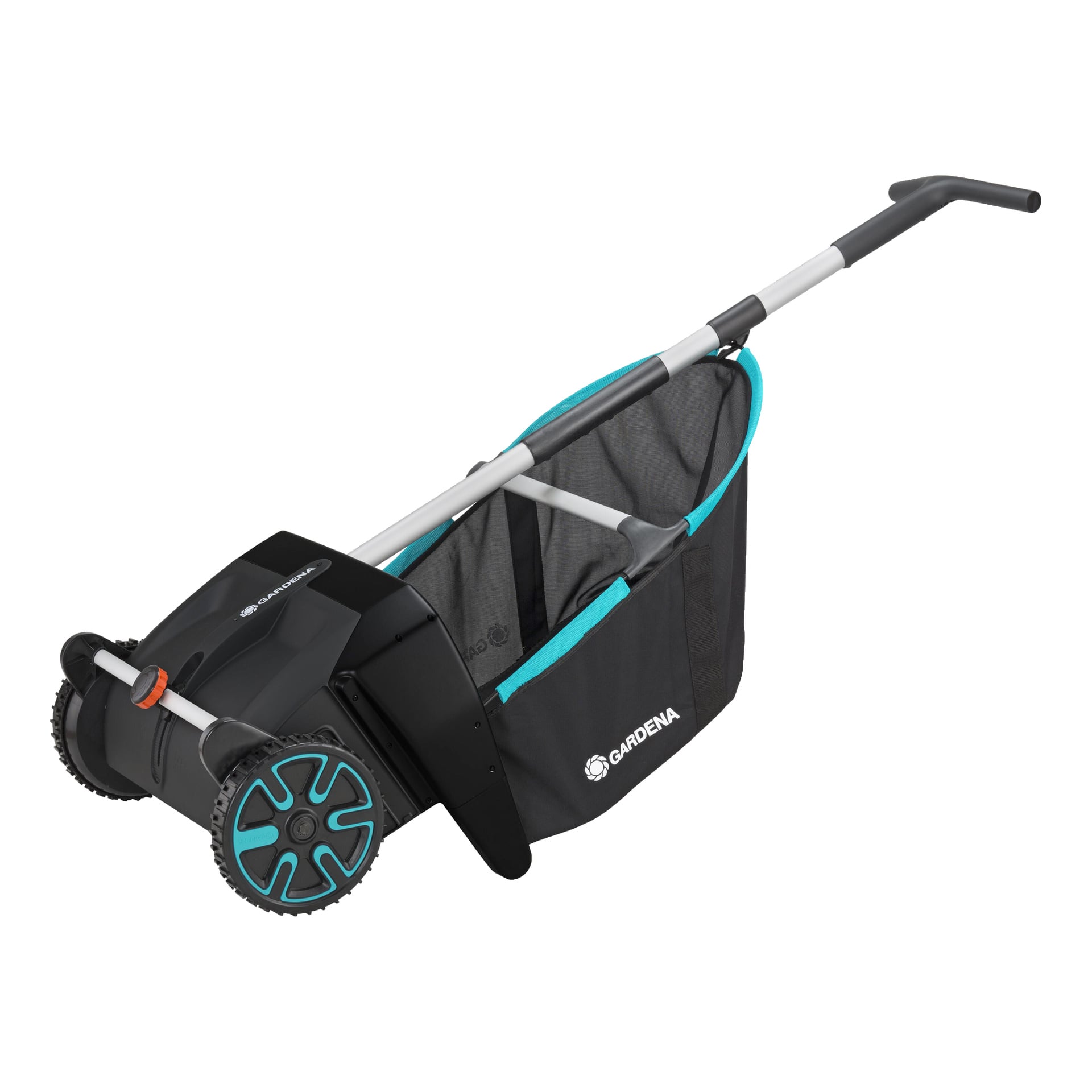 Ein schwarz-türkisfarbener Gardena Leaf Collector mit zwei Rädern, einem verlängerten Griff und einer geräumigen Stoffsammlungstasche mit dem Gardena-Logo.