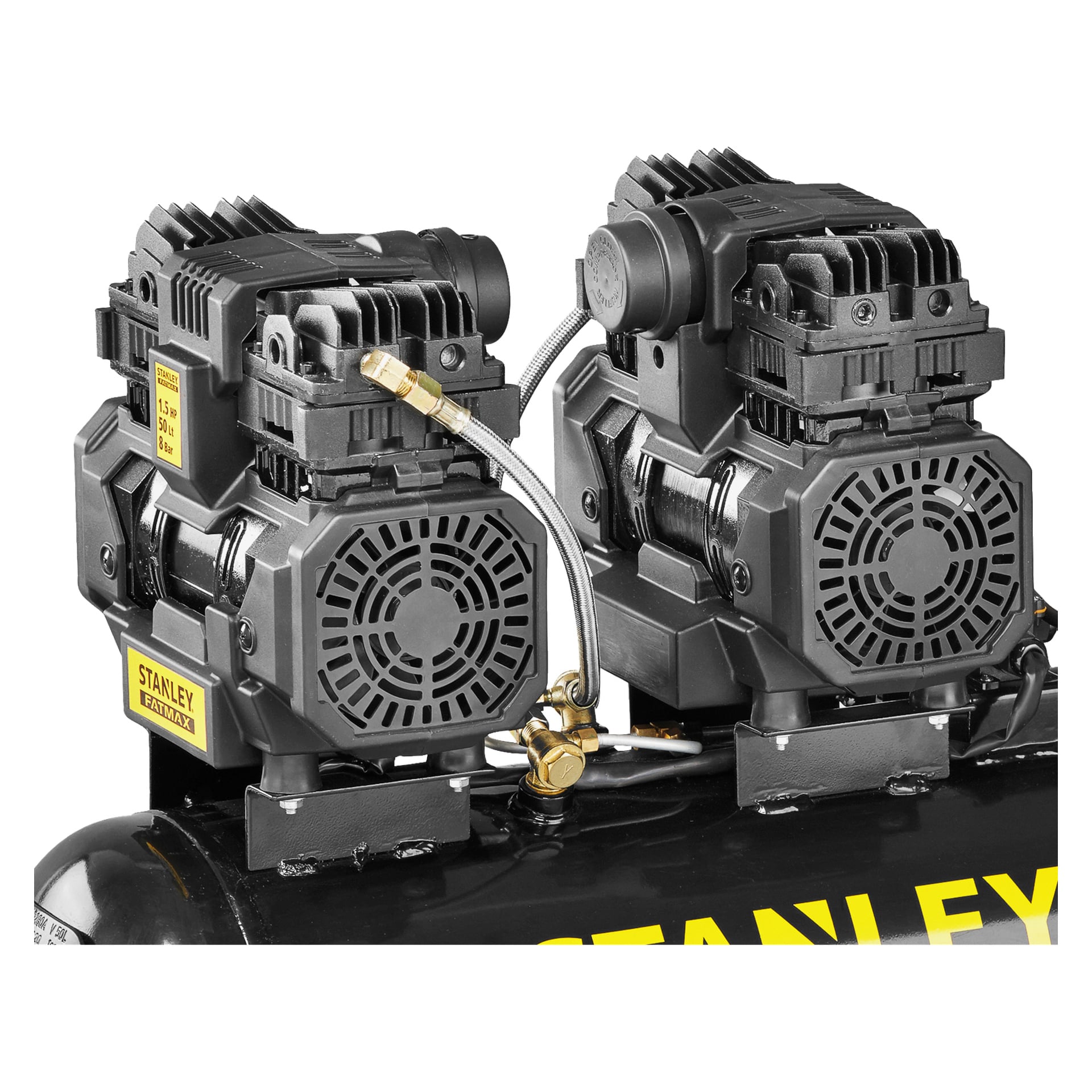 Detaillierte Nahaufnahme zeigt zwei schwarze Elektromotoren mit Kühlventilatoren und angeschlossenen Schläuchen an einem Stanley Fatmax Kompressor FMXCMS3050HE. Die Einheit zeigt Markenetiketten und technische Spezifikationen mit auffälligen Metallteilen und sichtbarer Verkabelung.