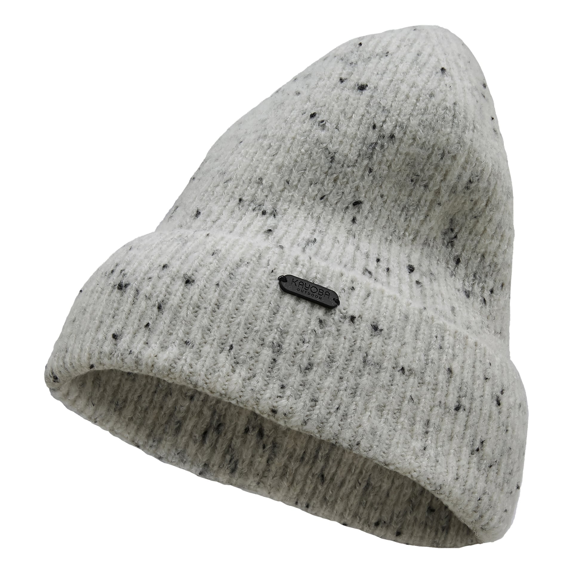 Eine weiße Strickmütze von Kayoba Outdoor mit schwarzen Sprenkeln und gefaltetem Kremp. Ein kleines metallisches Etikett mit Text ist am Rand befestigt.
