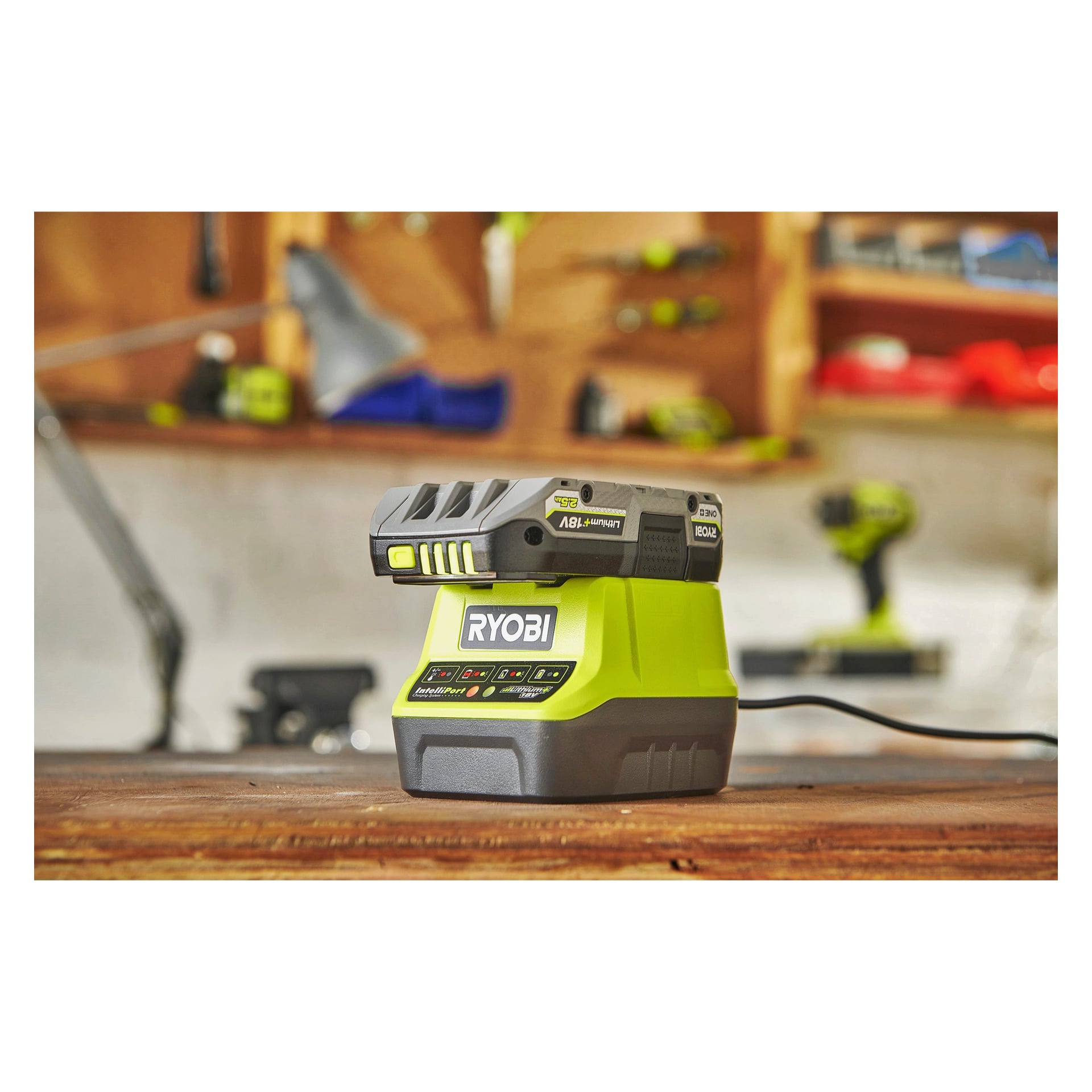Eine detaillierte Ansicht einer Ryobi One+ RRS18-125G batteriebetriebenen Hubkolbensäge mit angeschlossener Batterie, positioniert auf einer hölzernen Werkbank in einer Werkstatt. Unscharfe Werkzeuge und Regale füllen den Hintergrund.