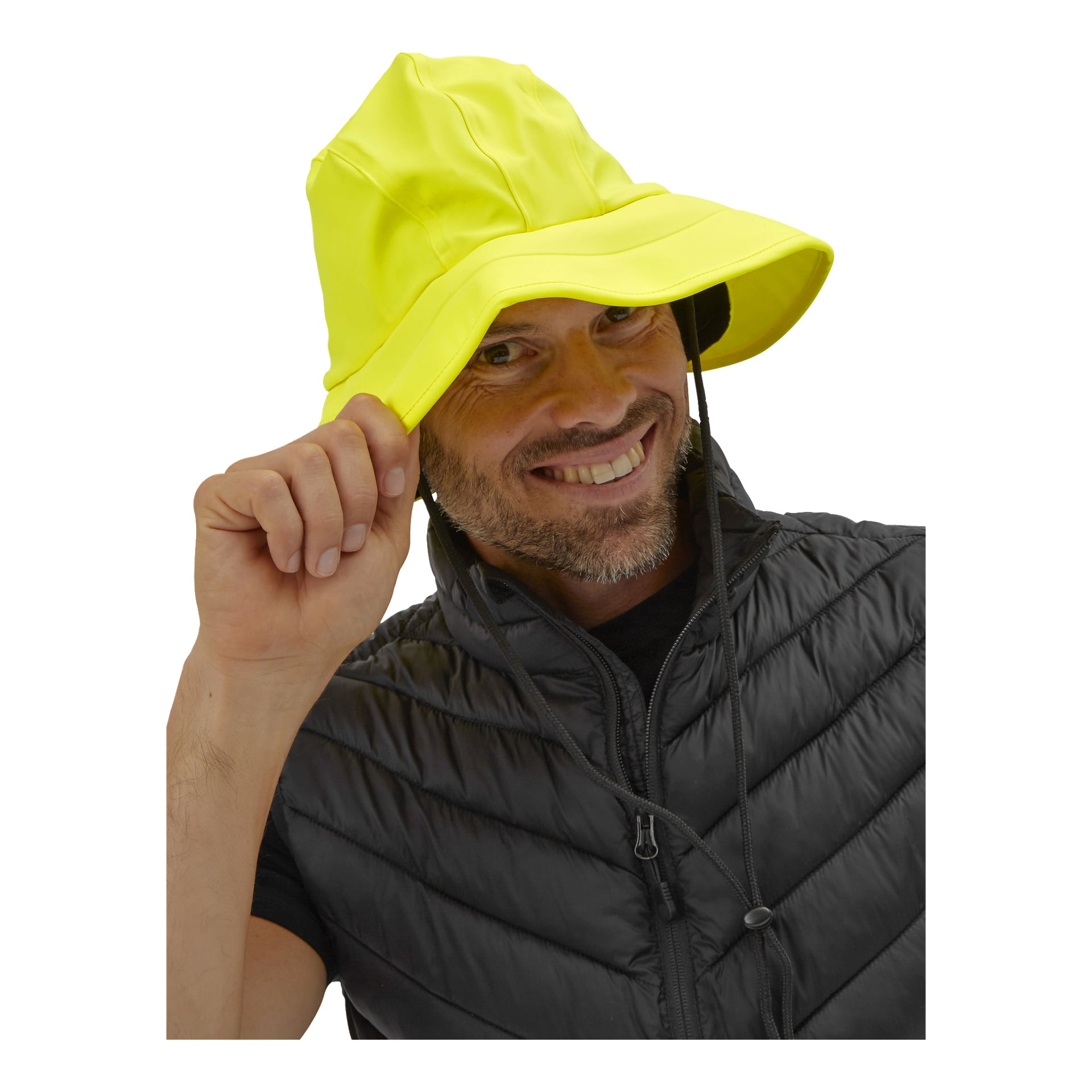 Eine lächelnde Person mit einem knallgelben Bluewear Sou'wester Regenhut und einer schwarzen Pufferweste hält den Rand des Hutes.