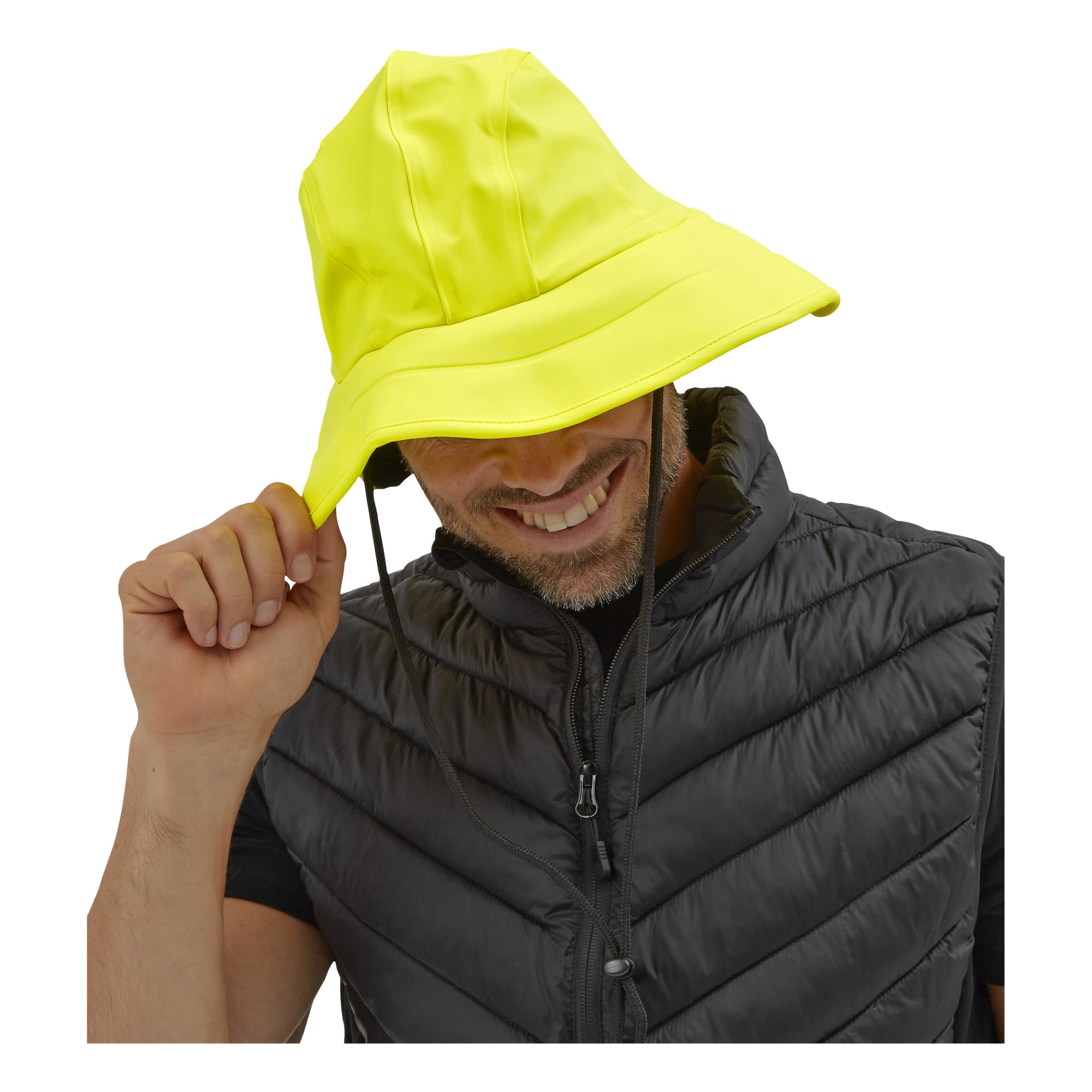 Ein lächelnder Mann mit einem knallgelben Bluewester Sou'wester-Hut mit Kinnriemen.
