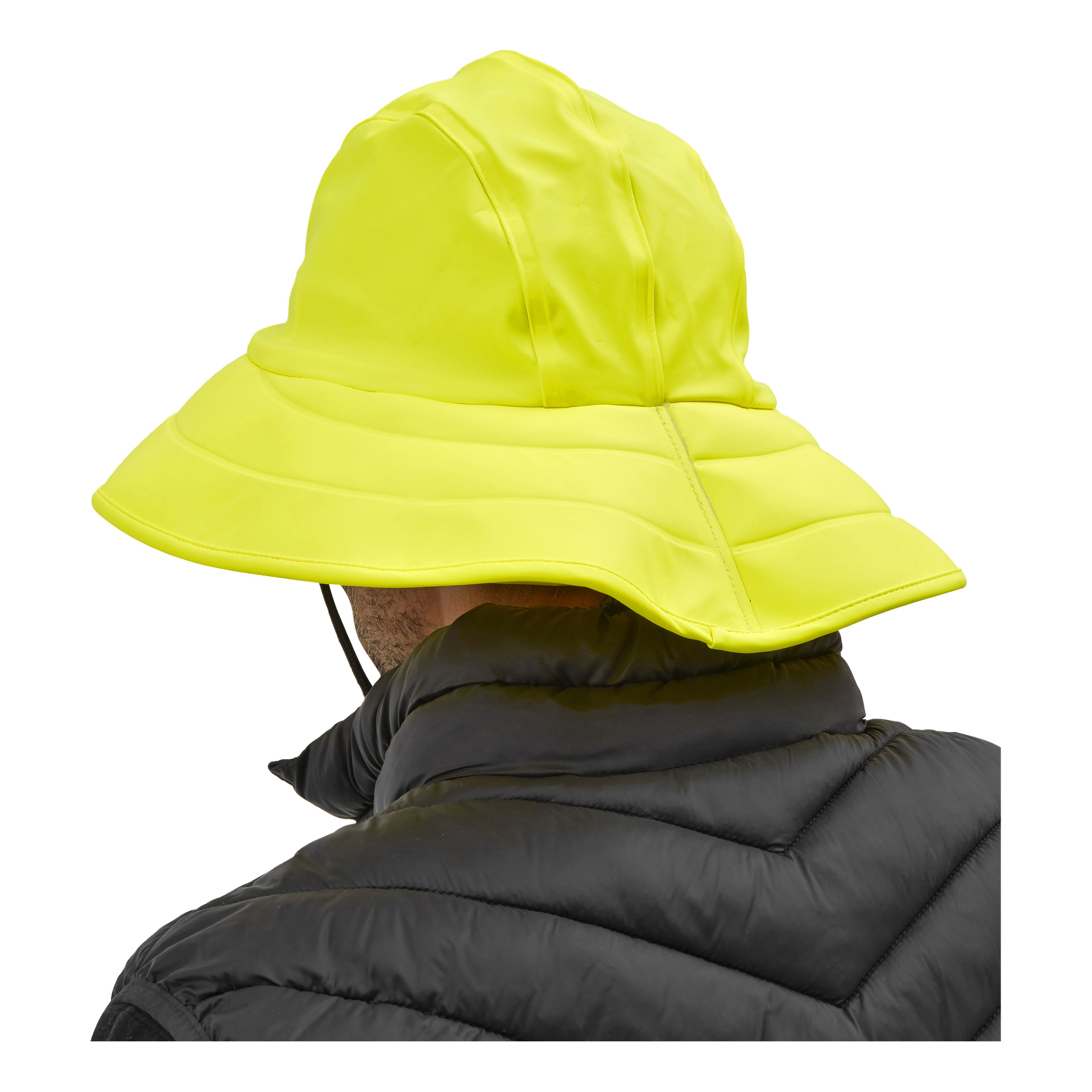 Eine Person, die einen knallgelben, breitkrempigen Bluewear Sou'wester Regenhut und eine schwarze gesteppte Jacke trug.