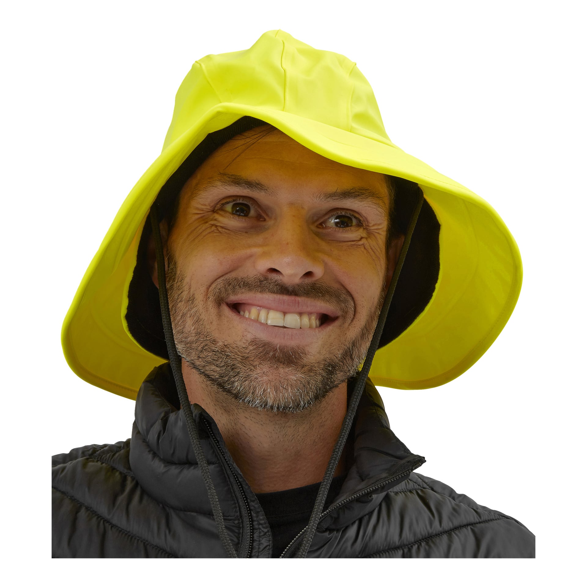 En man med skägg, klädd i en ljusgul regnhatt och en svart jacka, ler och tittar något uppåt. Bakgrunden är enfärgad vit.