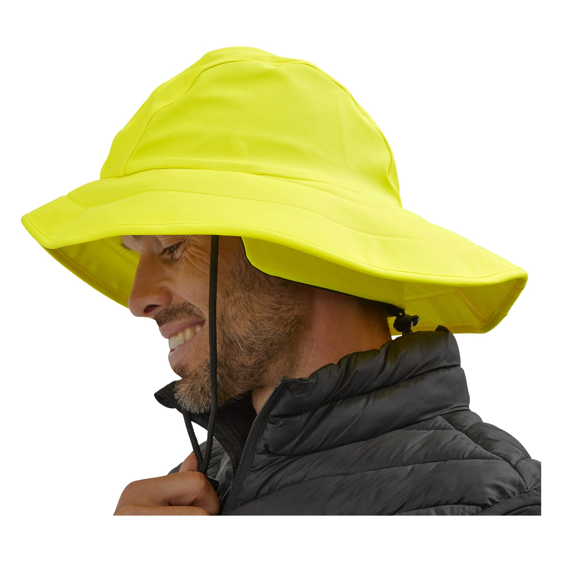 Auf dem Profilfoto ist ein Mann zu sehen, der eine schwarze Jacke und einen breitkrempigen, leuchtend gelben Regenhut mit Kinnriemen vor einem weißen Hintergrund trägt.
