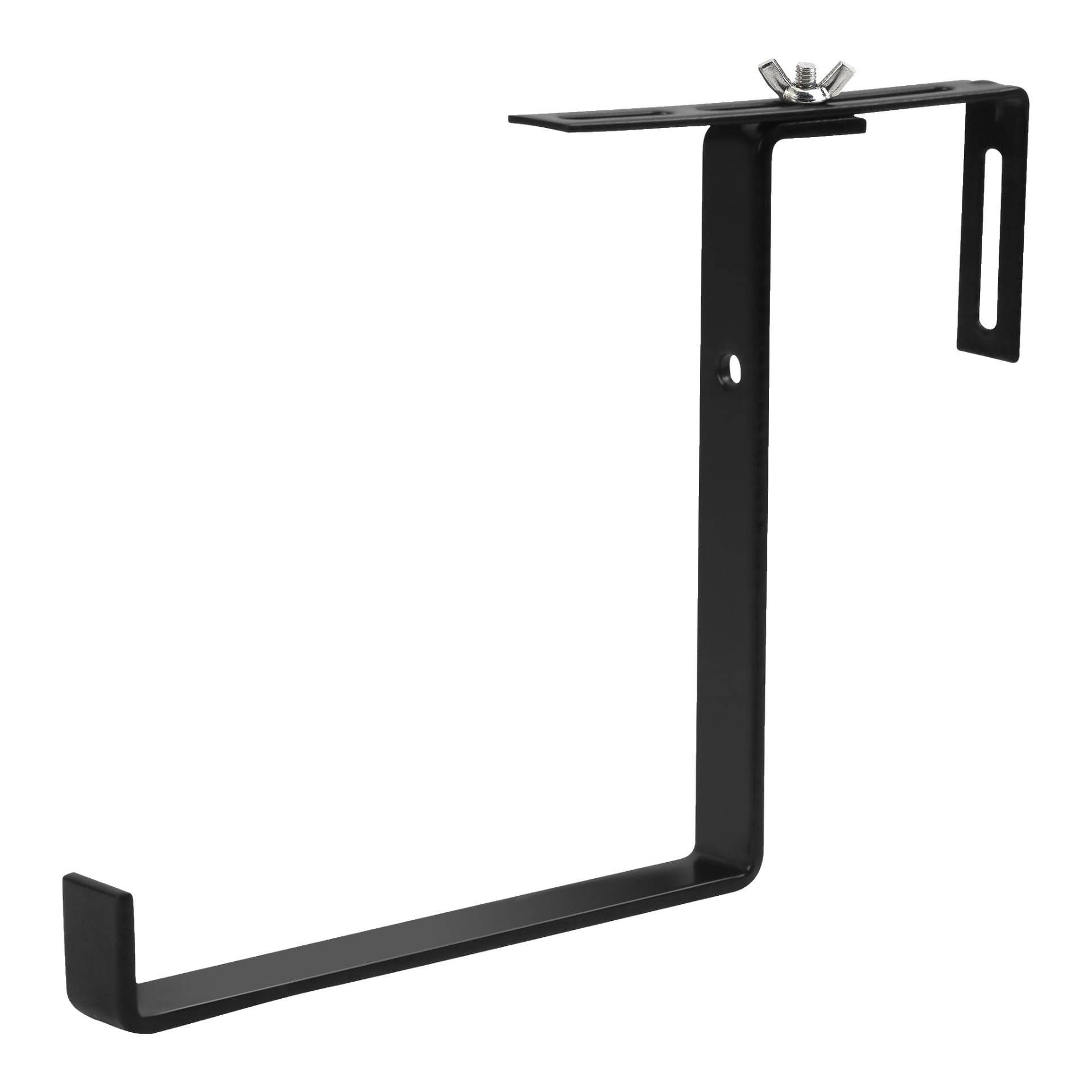 Satz aus zwei schwarzen L-förmigen Metallhalterungen für Blumenkästen, jede mit einer flachen Befestigungsplatte oben, einer vertikalen Stütze mit Loch, einem schrägen Sockel, einem horizontalen Arm und einem verstellbaren geschlitzten Abschnitt, der mit einer Schraube und einer Flügelmutter befestigt ist, um die Installation zu erleichtern.