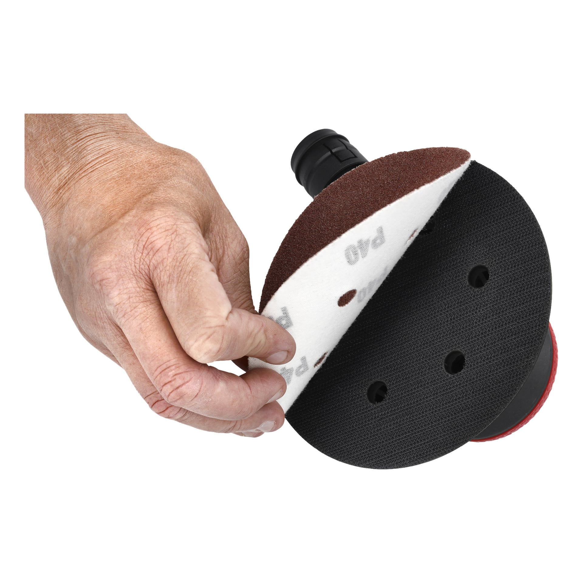 Eine Hand entfernt eine runde Schleifpapierscheibe von einem schwarzen Haken-und-Schlaufen-Pad auf einem Meec Tools Pneumatic Eccentric Schleifer. Die Scheibe hat eine braune, abrasive Seite und eine weiße Rückseite mit Text, die drei Löcher aufweist, die mit passenden Löchern auf dem Schleifpad übereinstimmen.