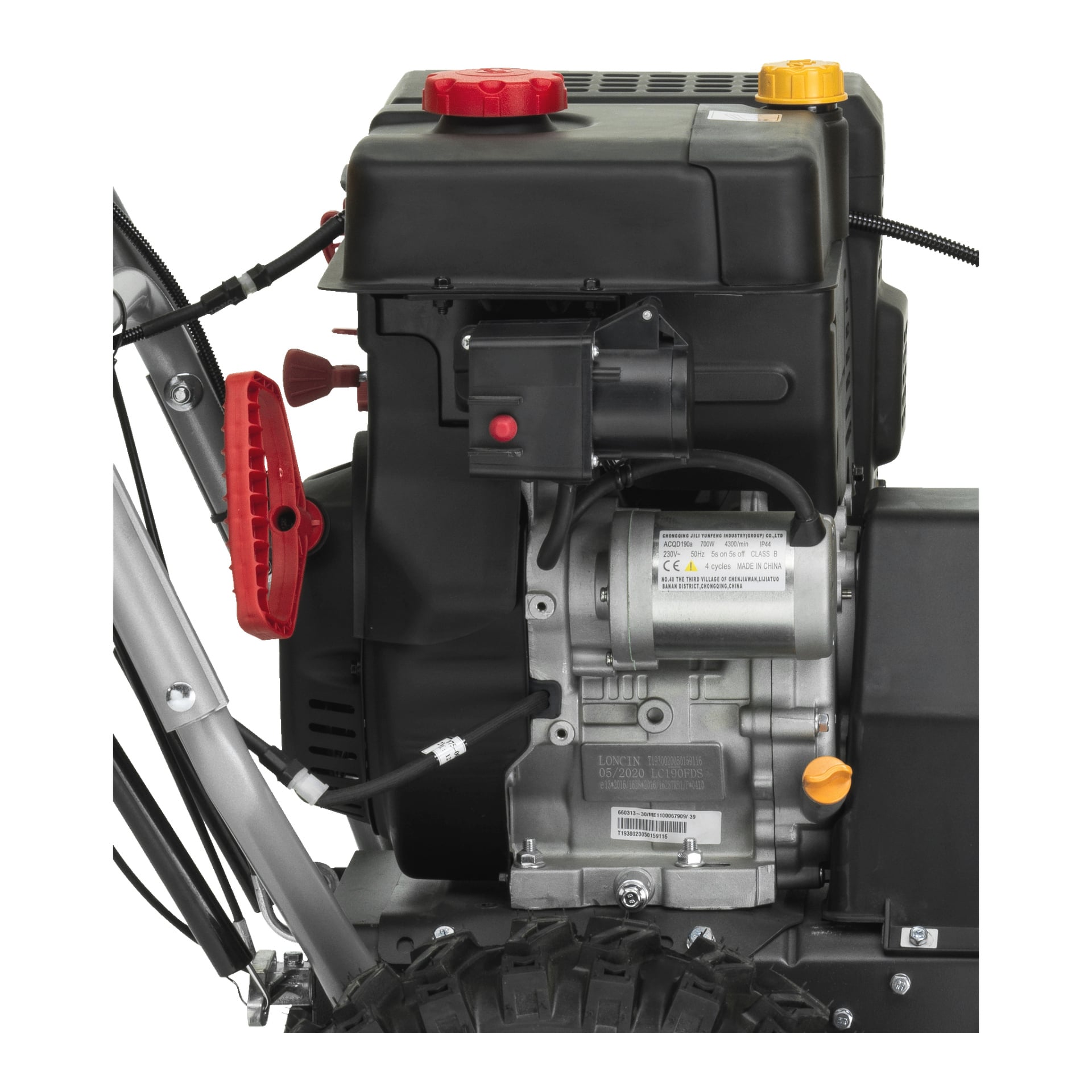 Nahaufnahme des Stiga Schneewurfs ST 7276 PH, der seinen Benzinmotor präsentiert. Bemerkenswerte Merkmale sind ein schwarzer Kraftstofftank mit roter Deckel, gelber Öldeckel, roter Chokehebel, elektrischer Anlasser und ein Teil eines Rades, der am unteren Rand sichtbar ist.