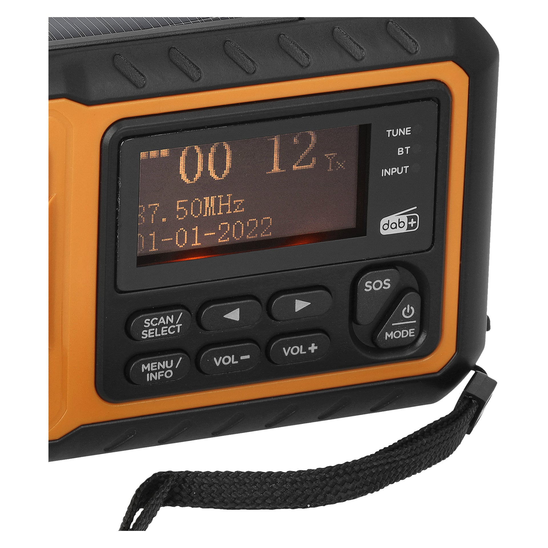 Närbild på Bright Wind-radion med solcell och FM/DAB-funktioner, med sin digitala display som visar 87,50 MHz och datumet 01-01-2022. Flera kontrollknappar för volym, skanning/val, meny/info, SOS och läge finns med. Ett svart band hänger från botten.