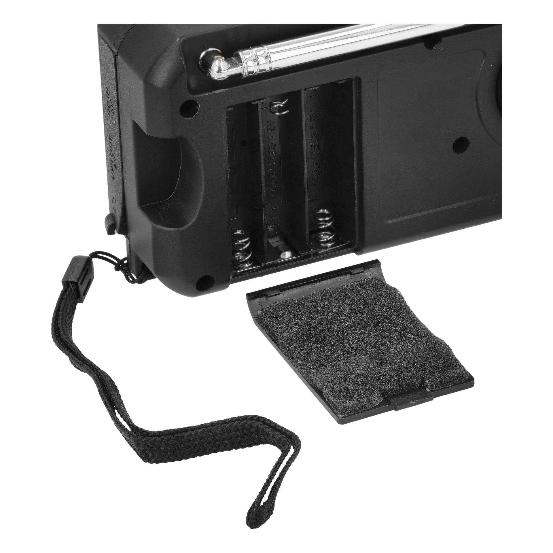 Närbild av baksidan av en Bright Wind-up-radio med solpanel och FM/DAB-etikett, som visar ett öppet batterifack med tomma platser, locket placerat bredvid, tillsammans med ett handledsband och en förlängd metallantenn.