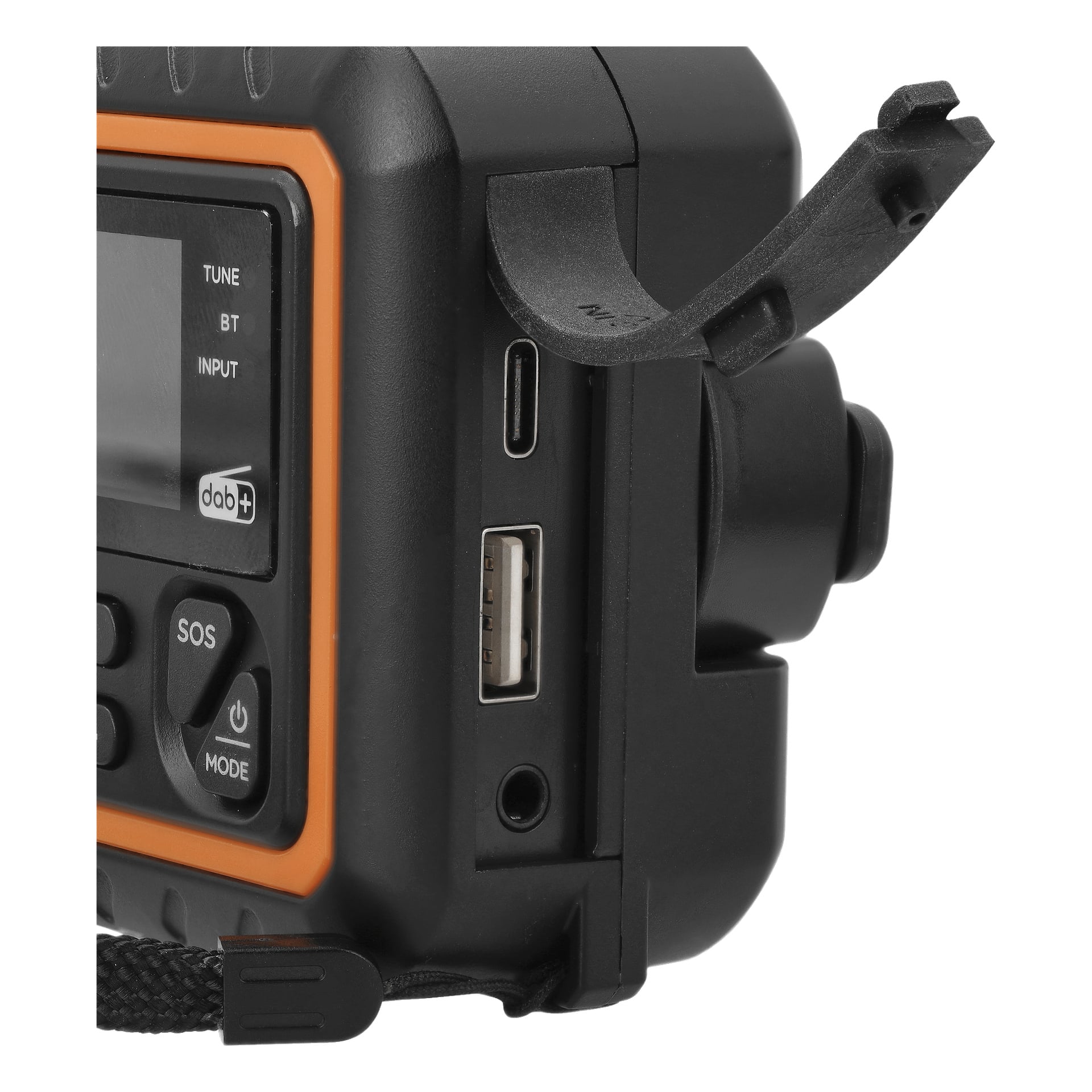En närbild av Bright Wind-up-radion med solpanel och FM/DAB-funktioner visar dess lilla skärm, olika knappar och en öppen gummiklaff som exponerar USB-, micro-USB- och aux-portar. Radion är designad med orange och svart hölje och levereras med ett handledsrem.