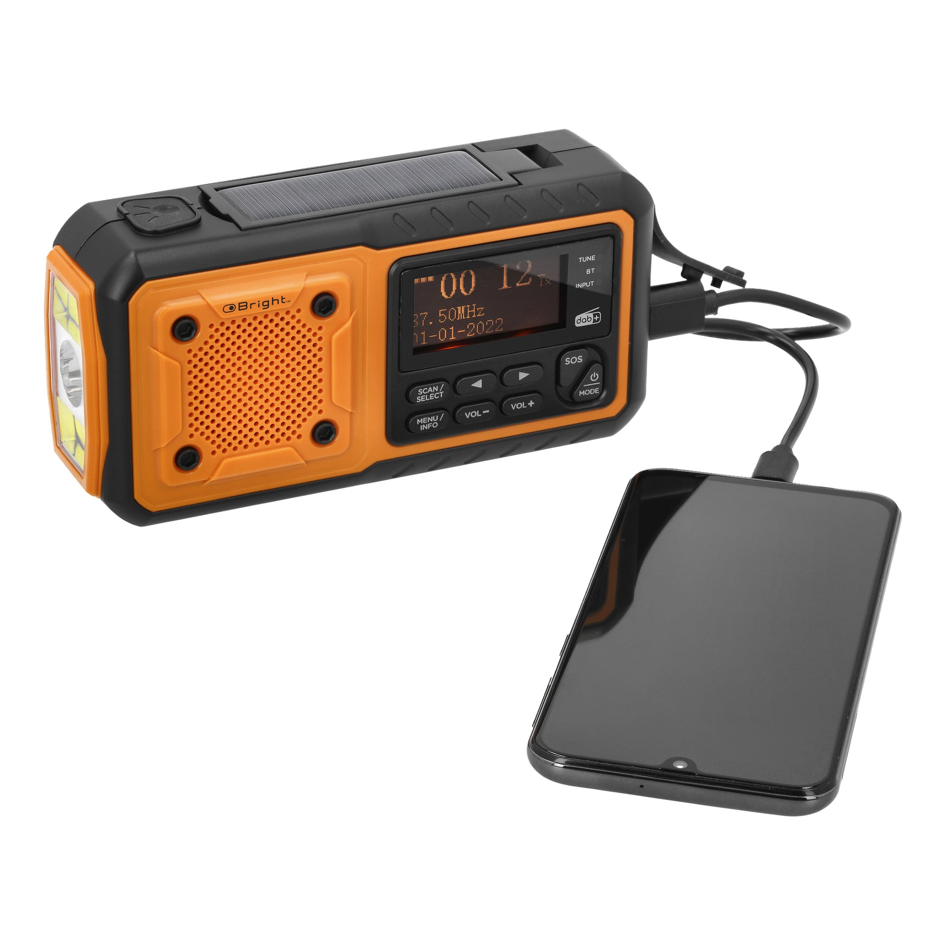 En orange och svart uppdragbar radio med solpanel, FM/DAB-funktionalitet, digital display, kontrollknappar och en integrerad sidoficklampa visas ladda en smartphone via en kabel.